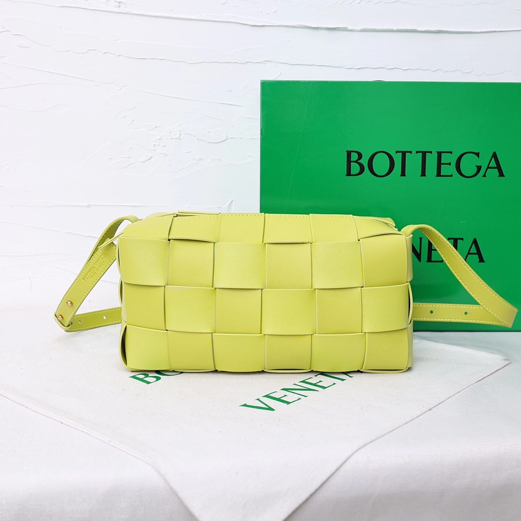 Bottega Veneta BV AAA Quality Messenger Bags For Women Bright 8750