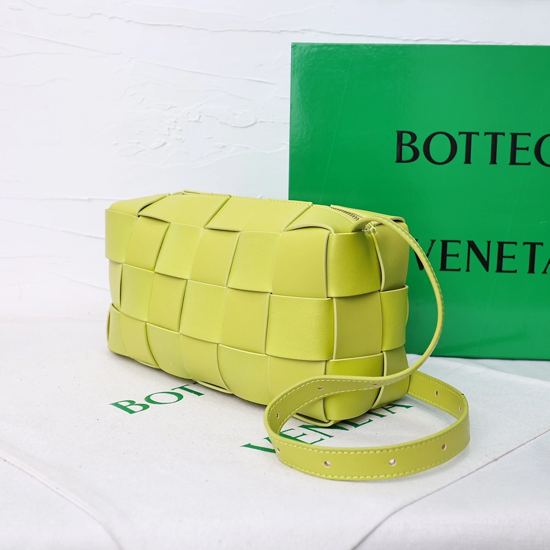 Bottega Veneta BV AAA Quality Messenger Bags For Women Bright 8750