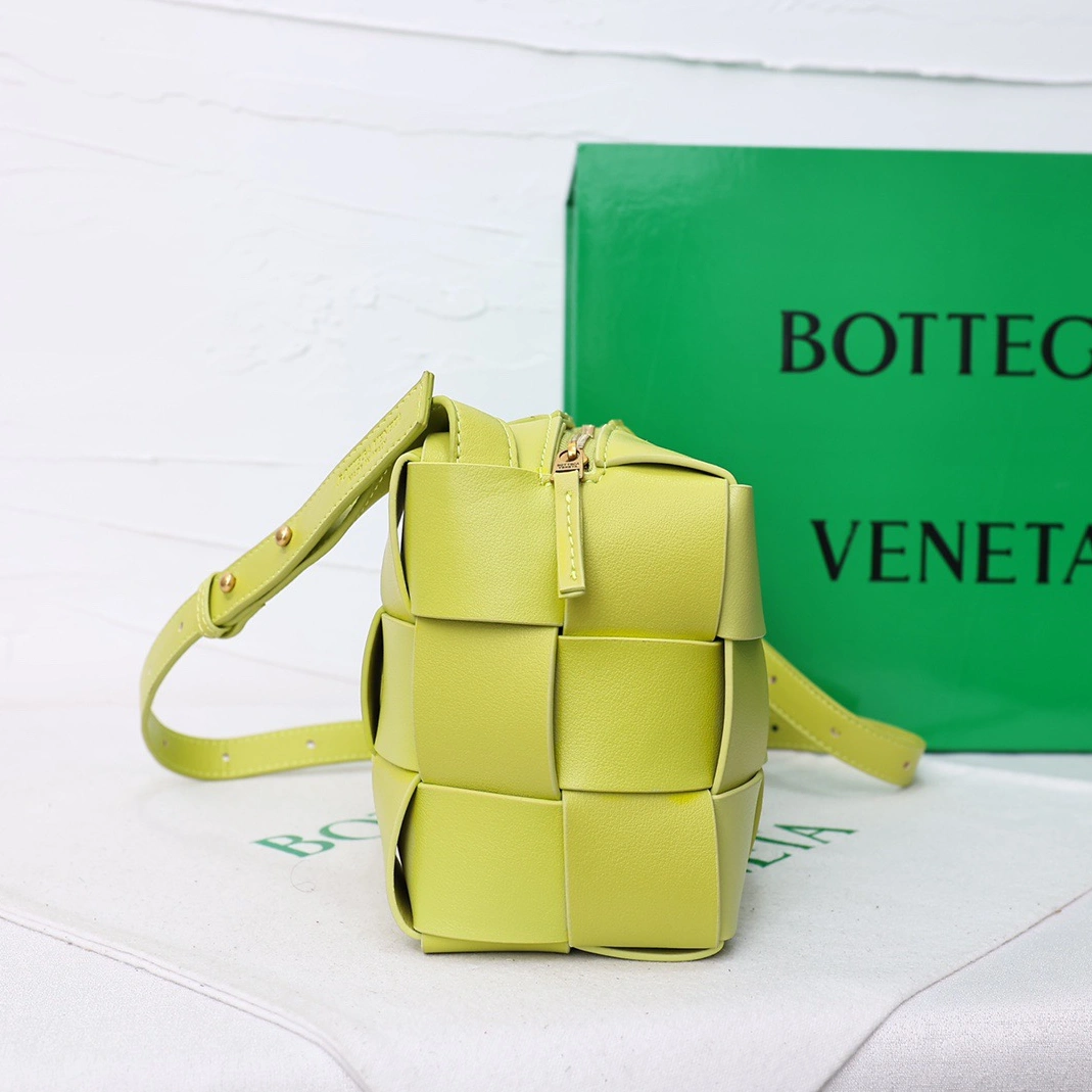 Bottega Veneta BV AAA Quality Messenger Bags For Women Bright 8750