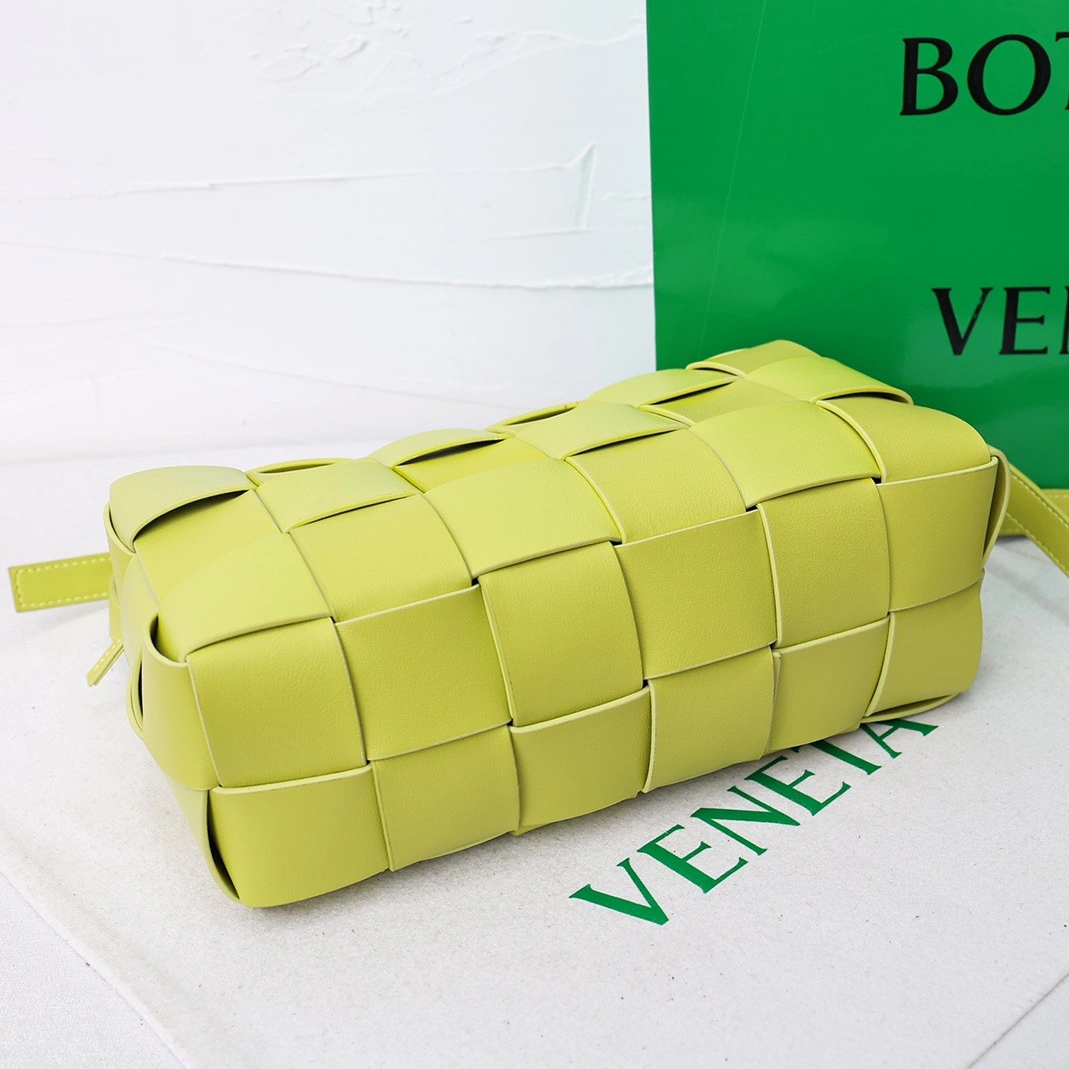 Bottega Veneta BV AAA Quality Messenger Bags For Women Bright 8750