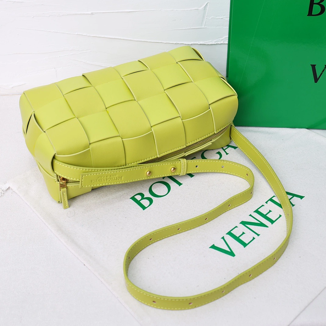 Bottega Veneta BV AAA Quality Messenger Bags For Women Bright 8750