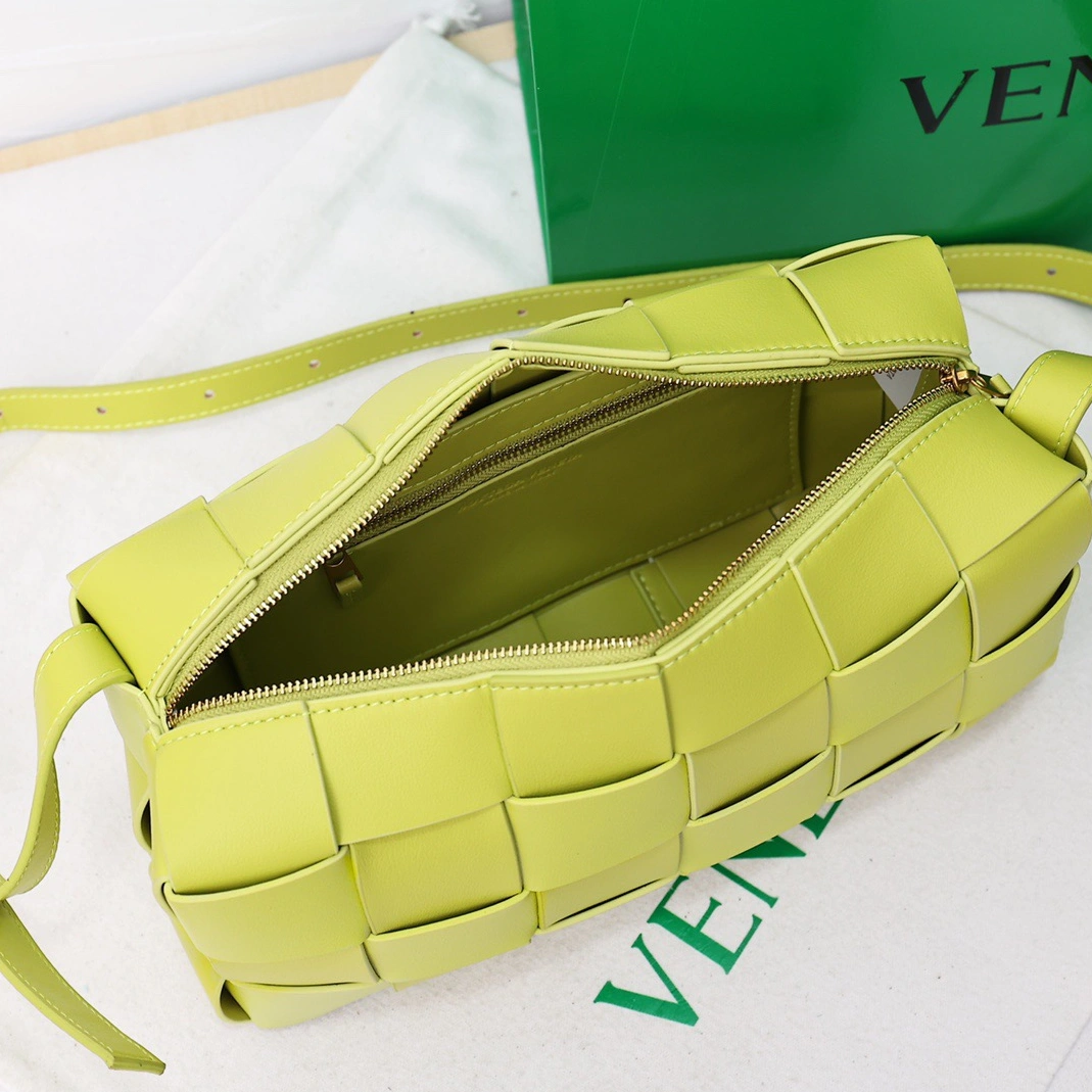 Bottega Veneta BV AAA Quality Messenger Bags For Women Bright 8750