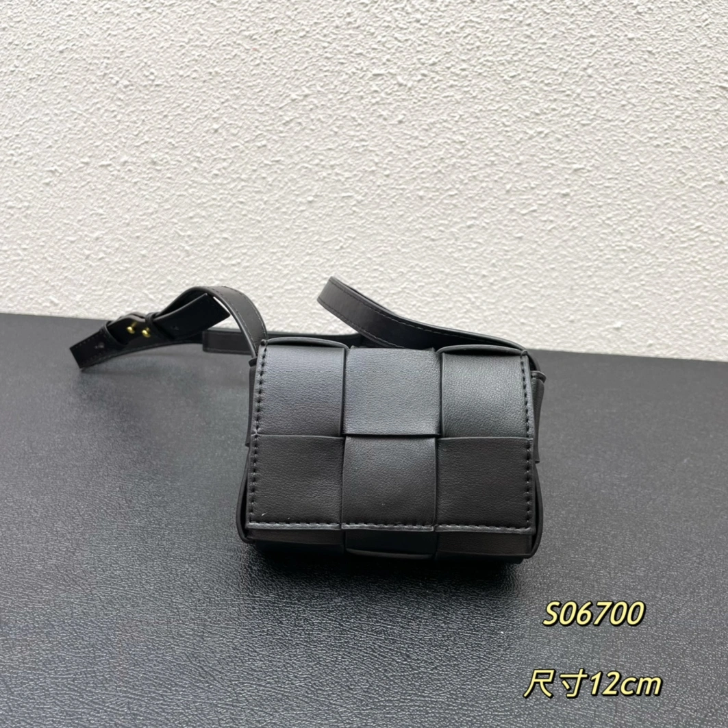 Bottega Veneta BV AAA Quality Messenger Bags For Women Flexible 6866