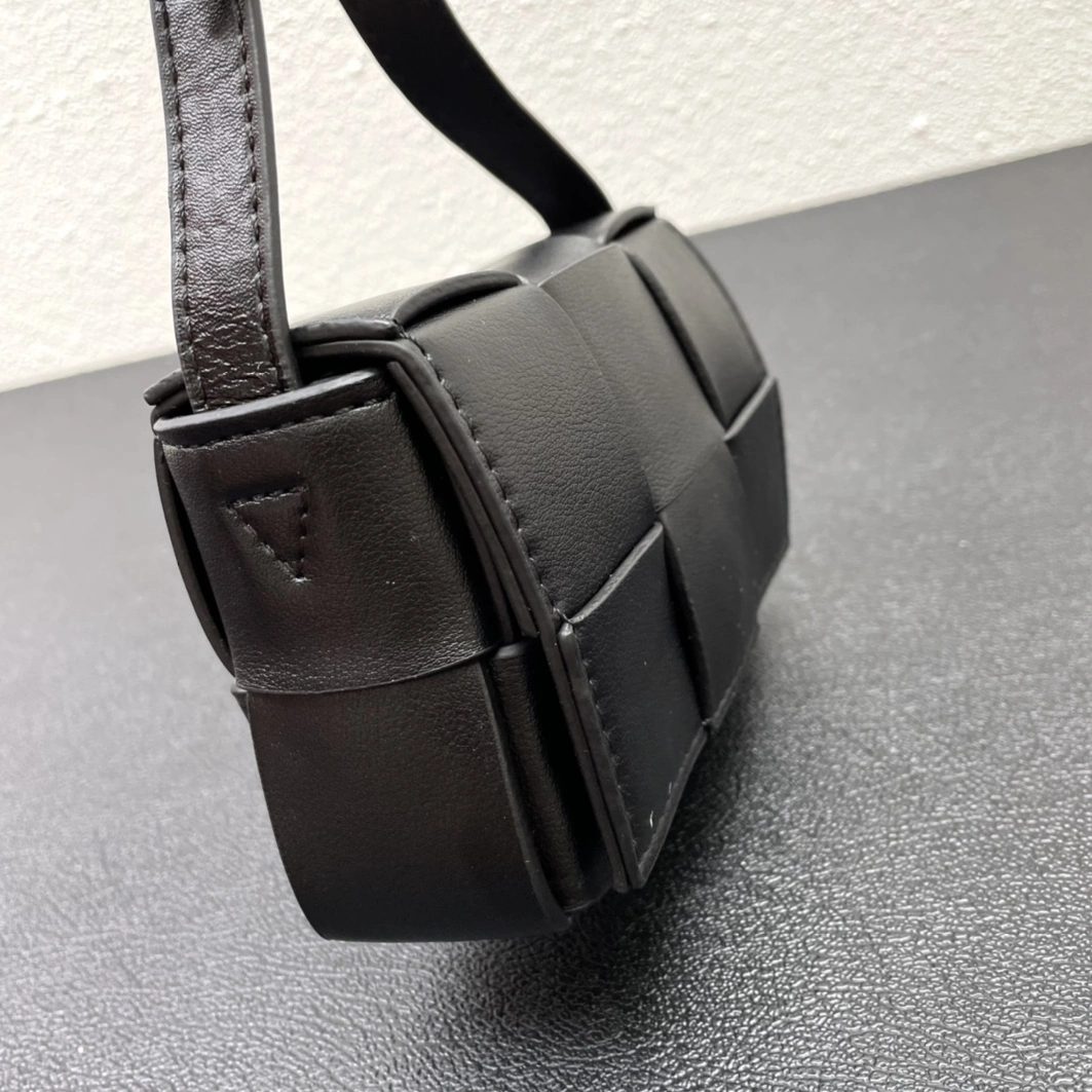 Bottega Veneta BV AAA Quality Messenger Bags For Women Flexible 6866
