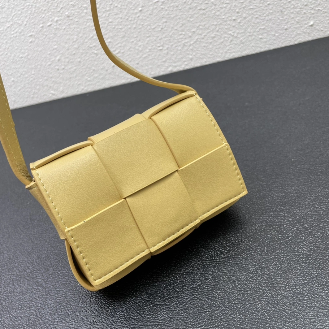 Bottega Veneta BV AAA Quality Messenger Bags For Women Sleek 5363