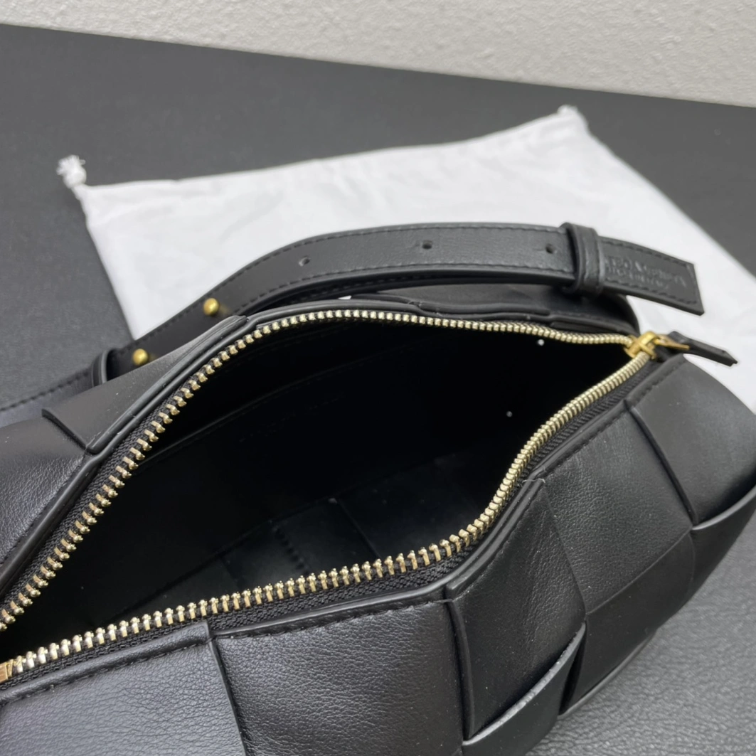 Bottega Veneta BV AAA Quality Messenger Bags For Women StreetReady 8807
