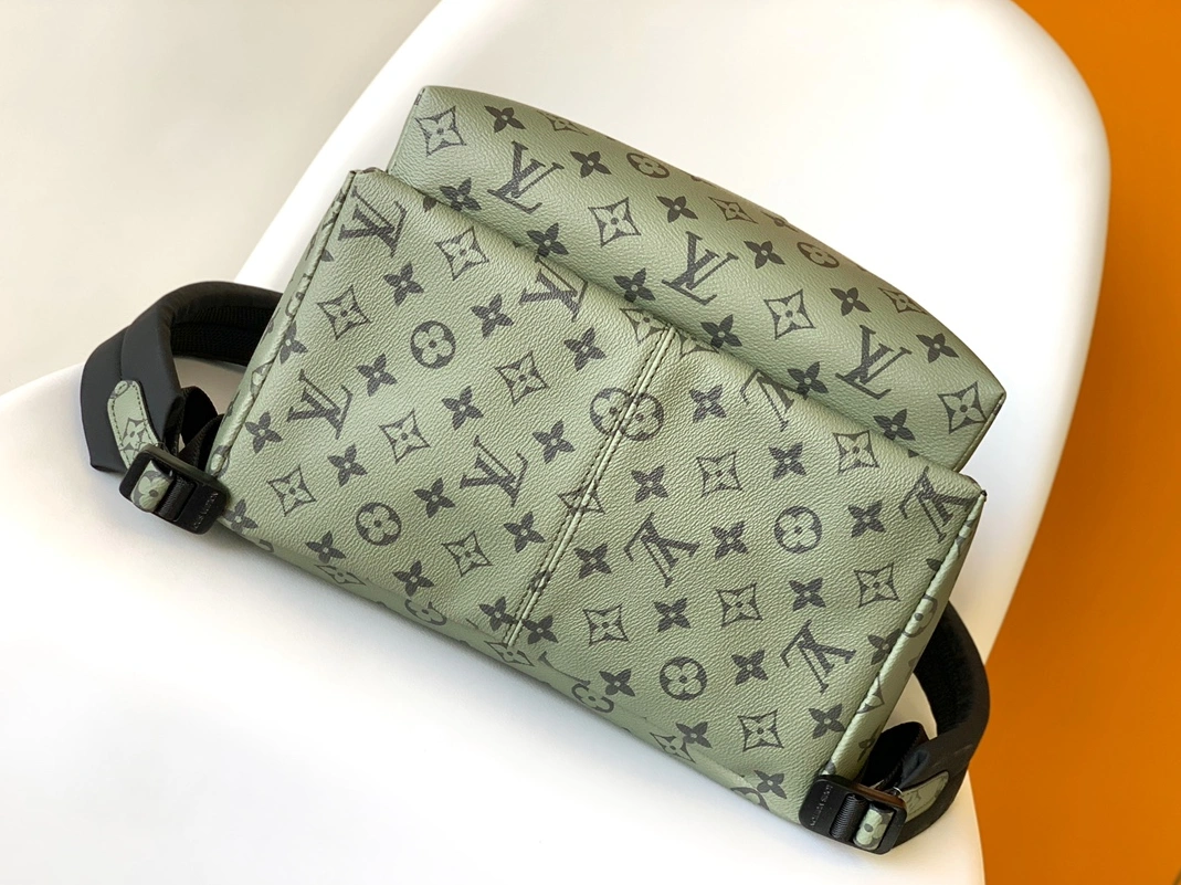 Breathable 1225 Louis Vuitton LV AAA Man Backpacks