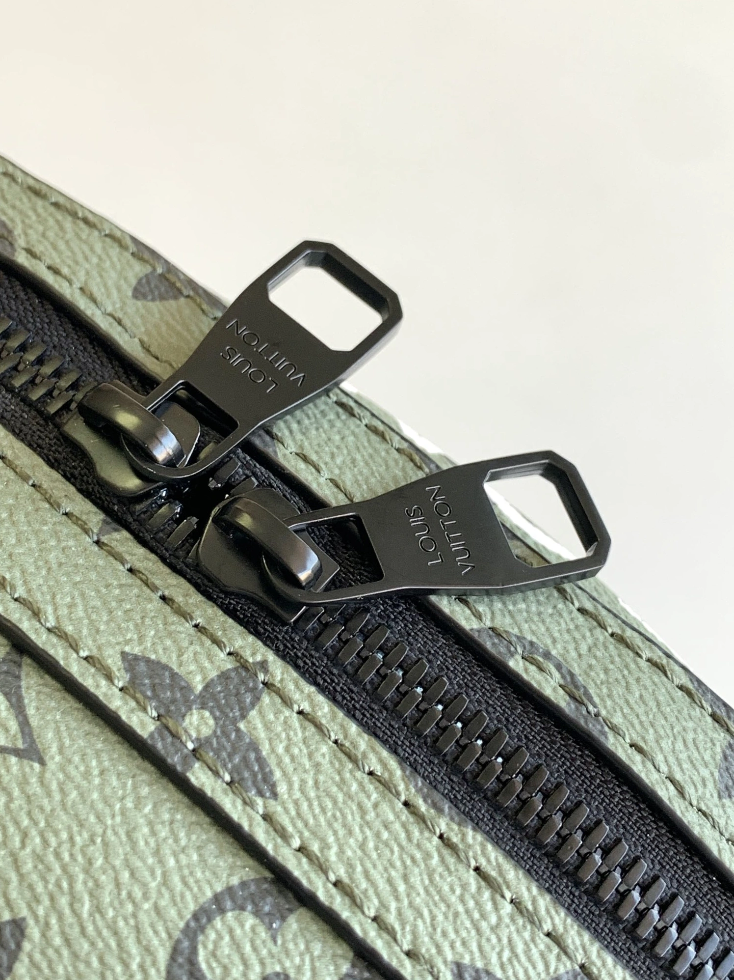 Breathable 1225 Louis Vuitton LV AAA Man Backpacks