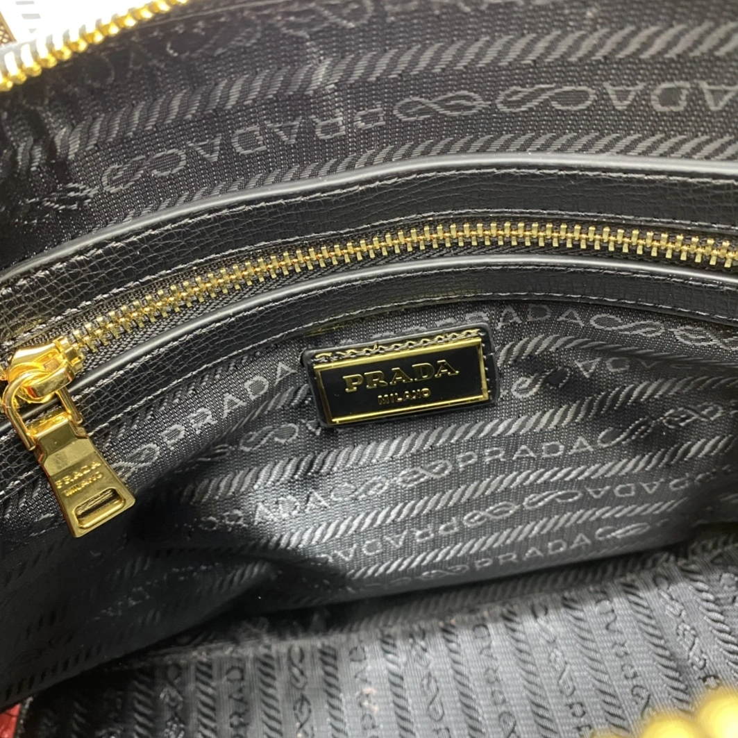 Breathable 124 Prada AAA Quality Handbags For Women