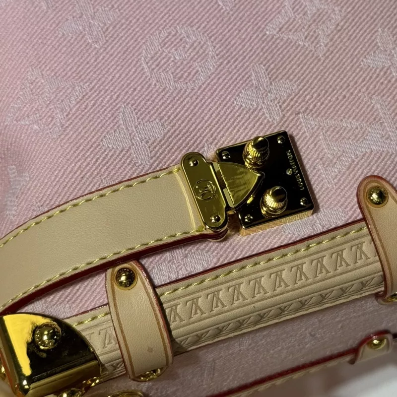 Breathable 1348 Louis Vuitton AAA Quality Messenger Bags For Women