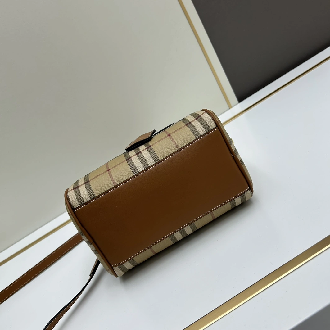 Breathable 1712 Burberry AAA Quality Handbags For Women