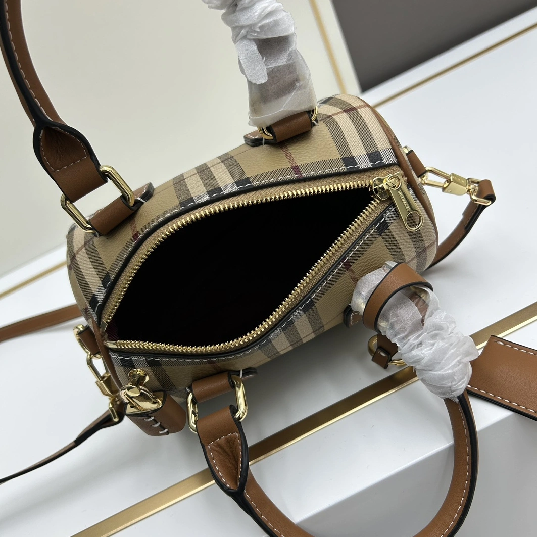 Breathable 1712 Burberry AAA Quality Handbags For Women
