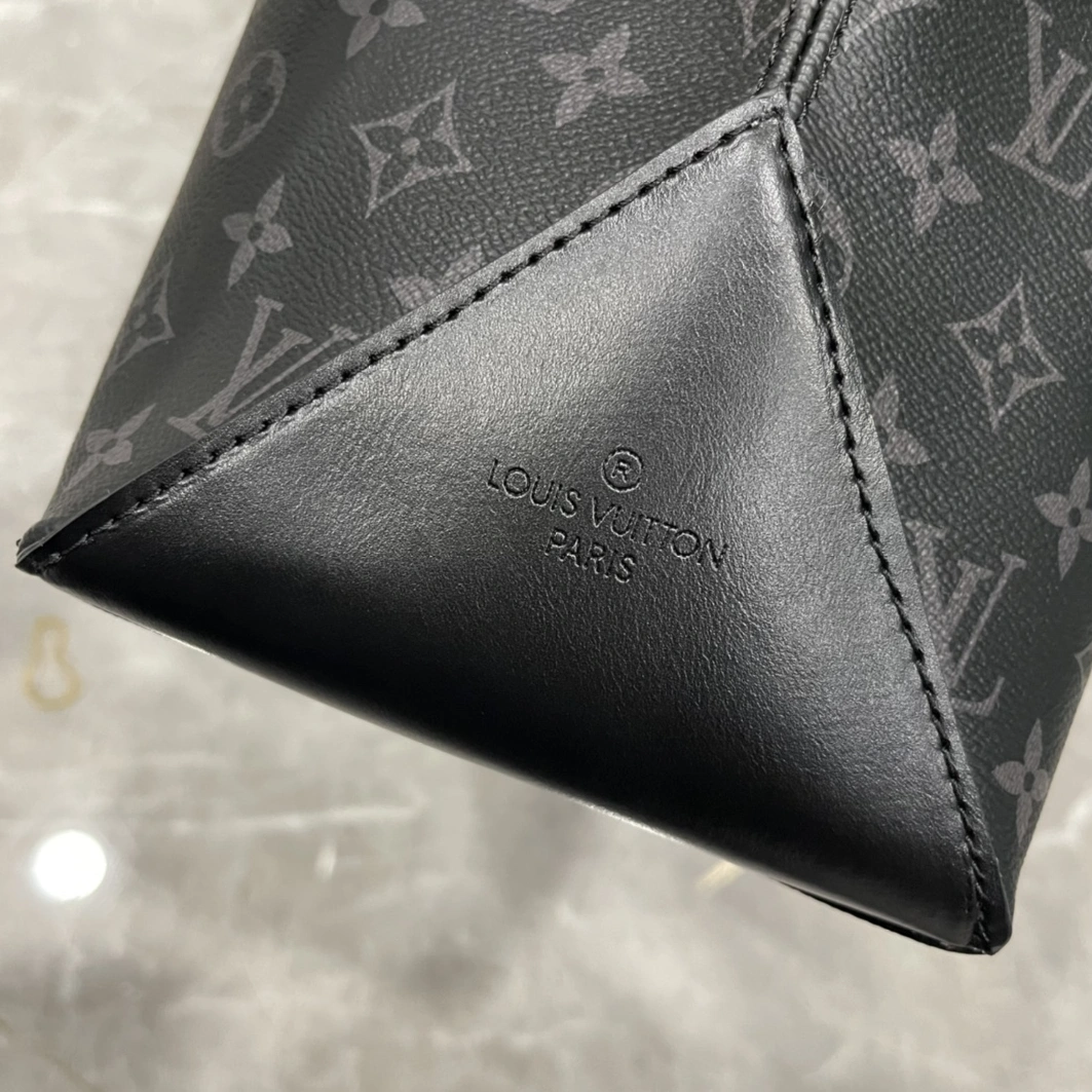 Breathable 1816 Louis Vuitton AAA Man Handbags