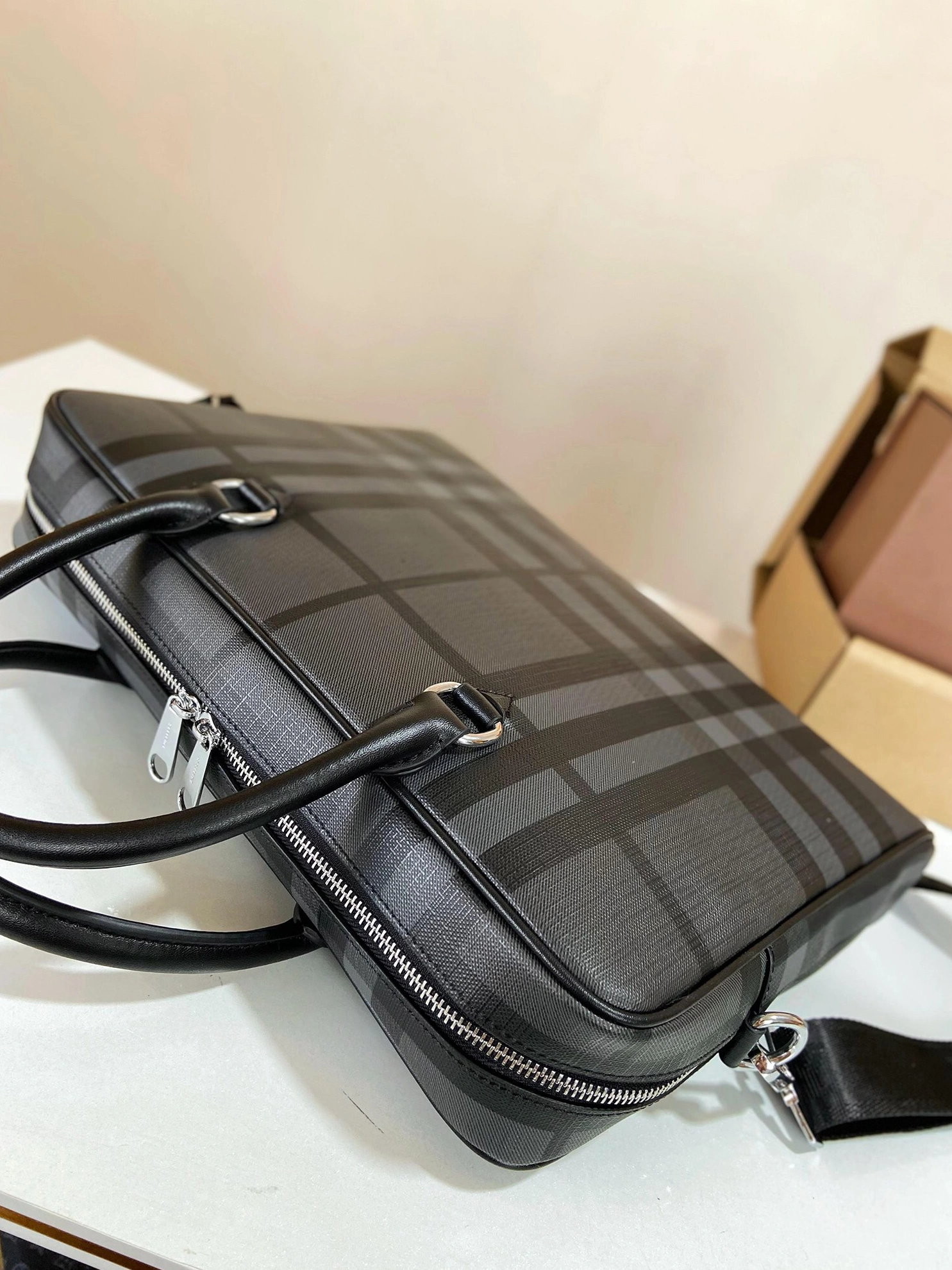 Breathable 2346 Burberry AAA Man Handbags