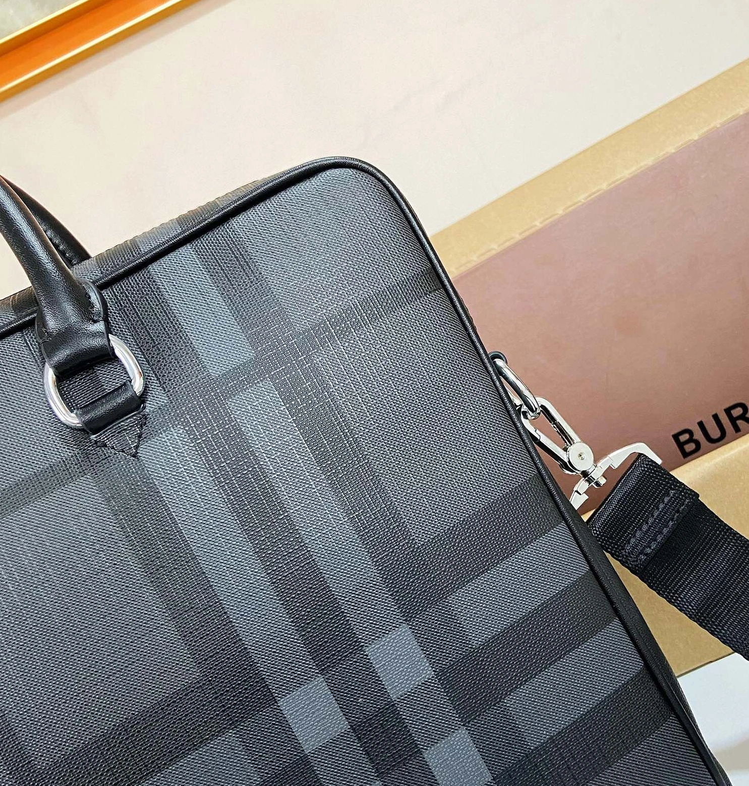 Breathable 2346 Burberry AAA Man Handbags
