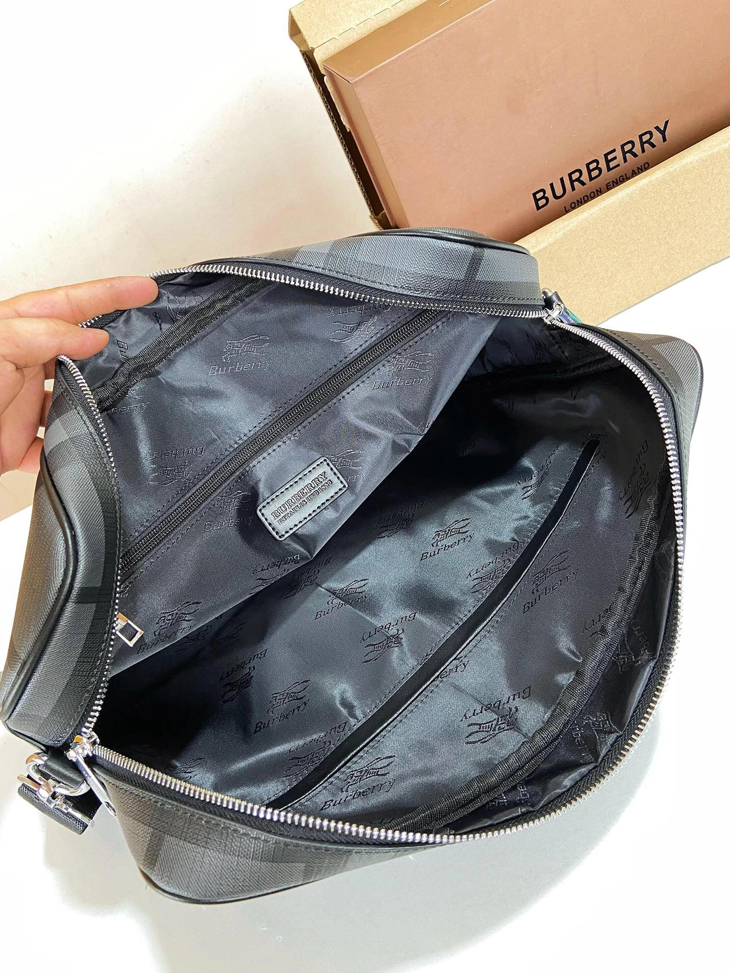 Breathable 2346 Burberry AAA Man Handbags