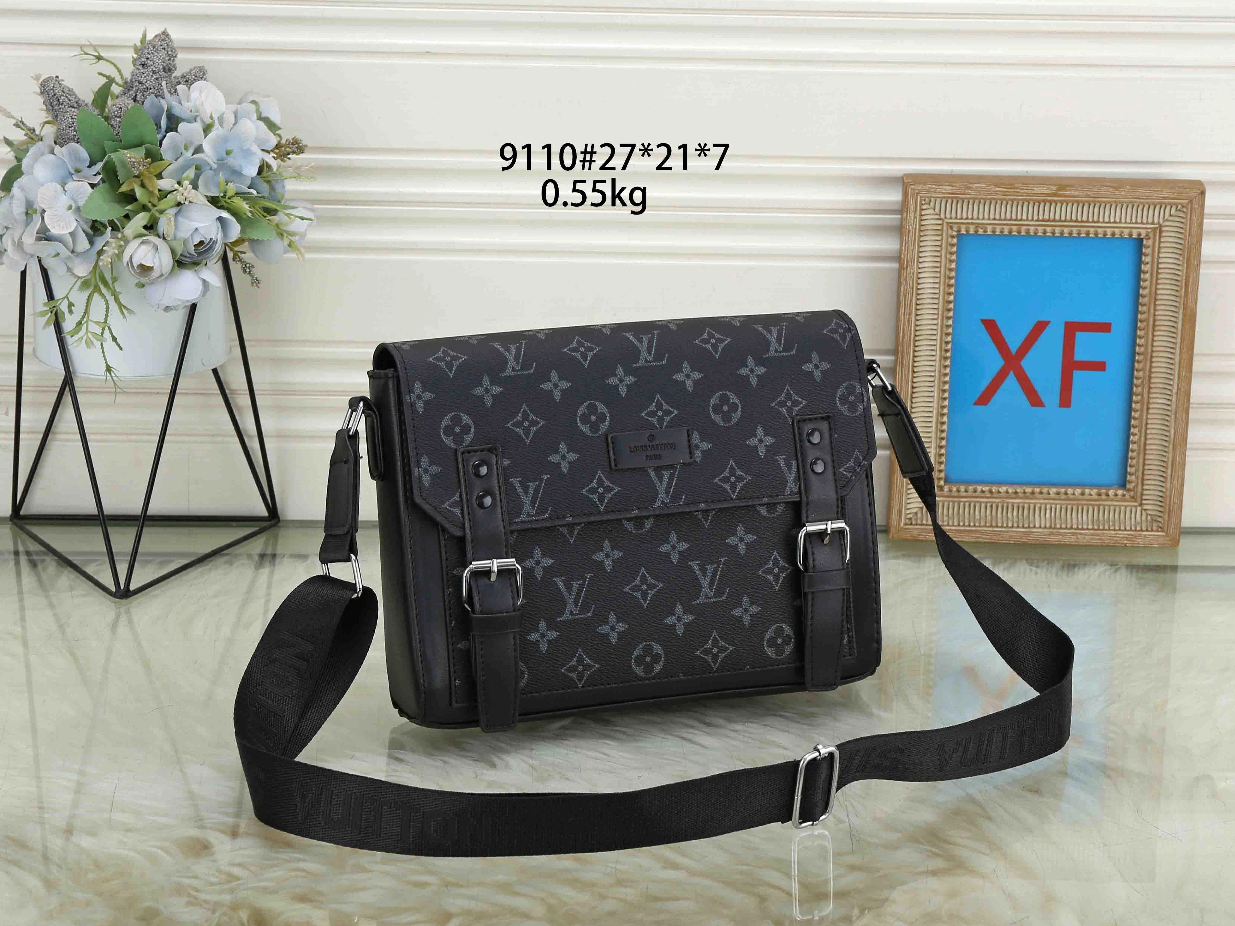 Breathable 2400 Louis Vuitton Messenger Bags For Men