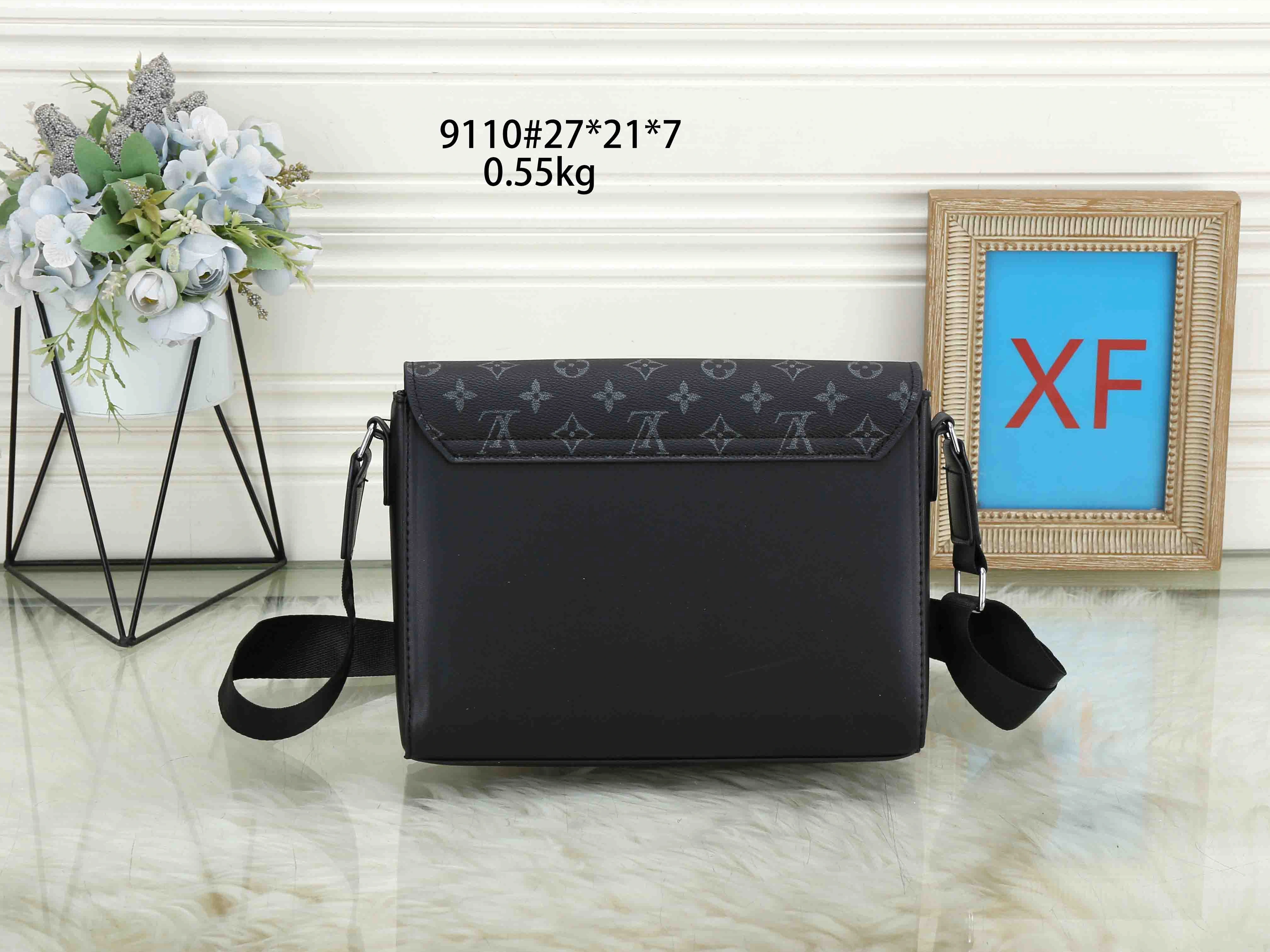 Breathable 2400 Louis Vuitton Messenger Bags For Men