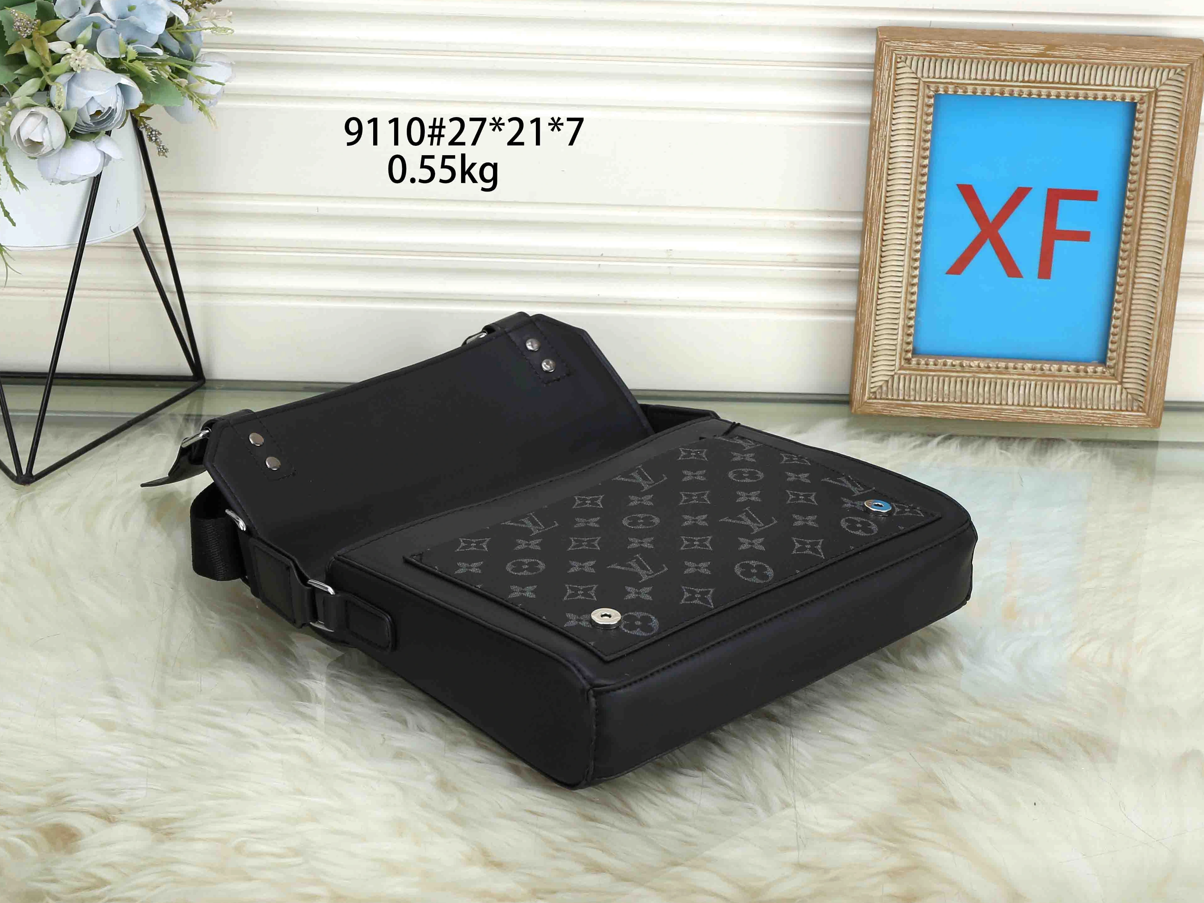Breathable 2400 Louis Vuitton Messenger Bags For Men