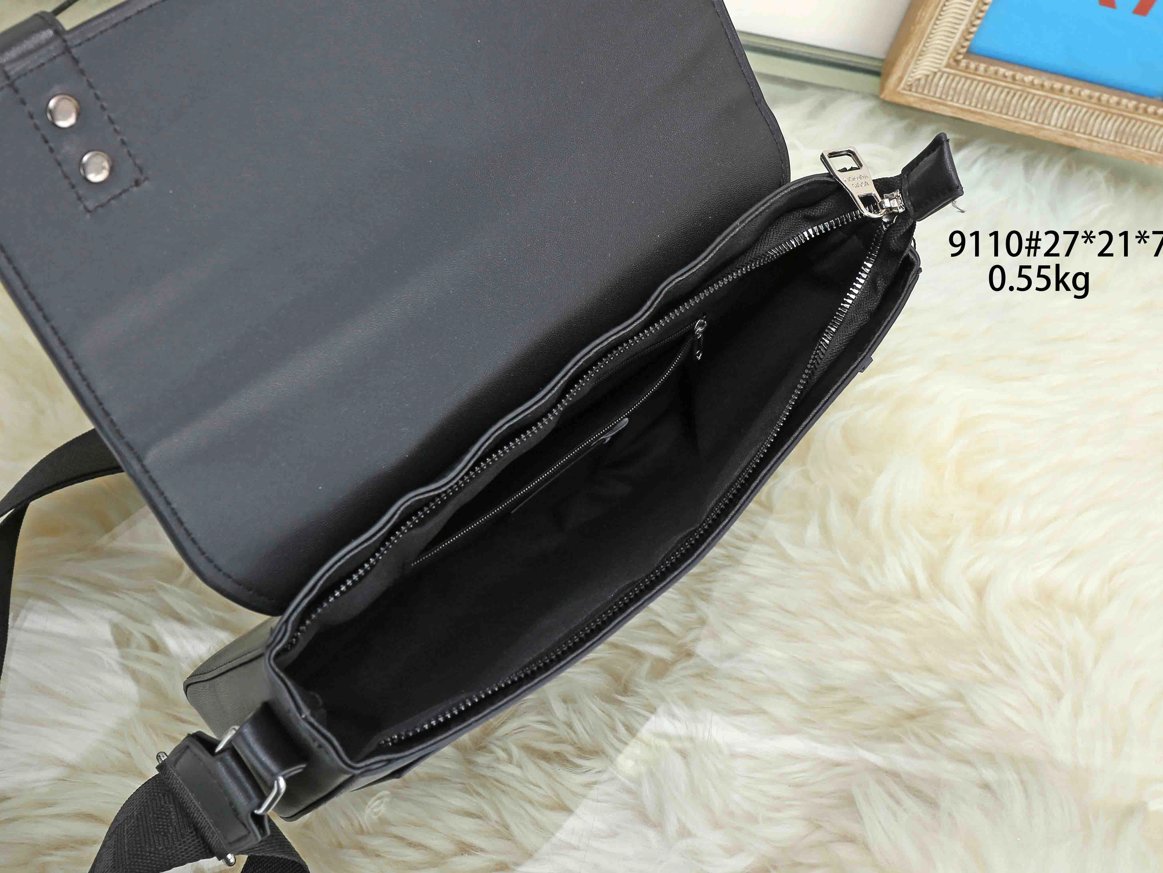 Breathable 2400 Louis Vuitton Messenger Bags For Men