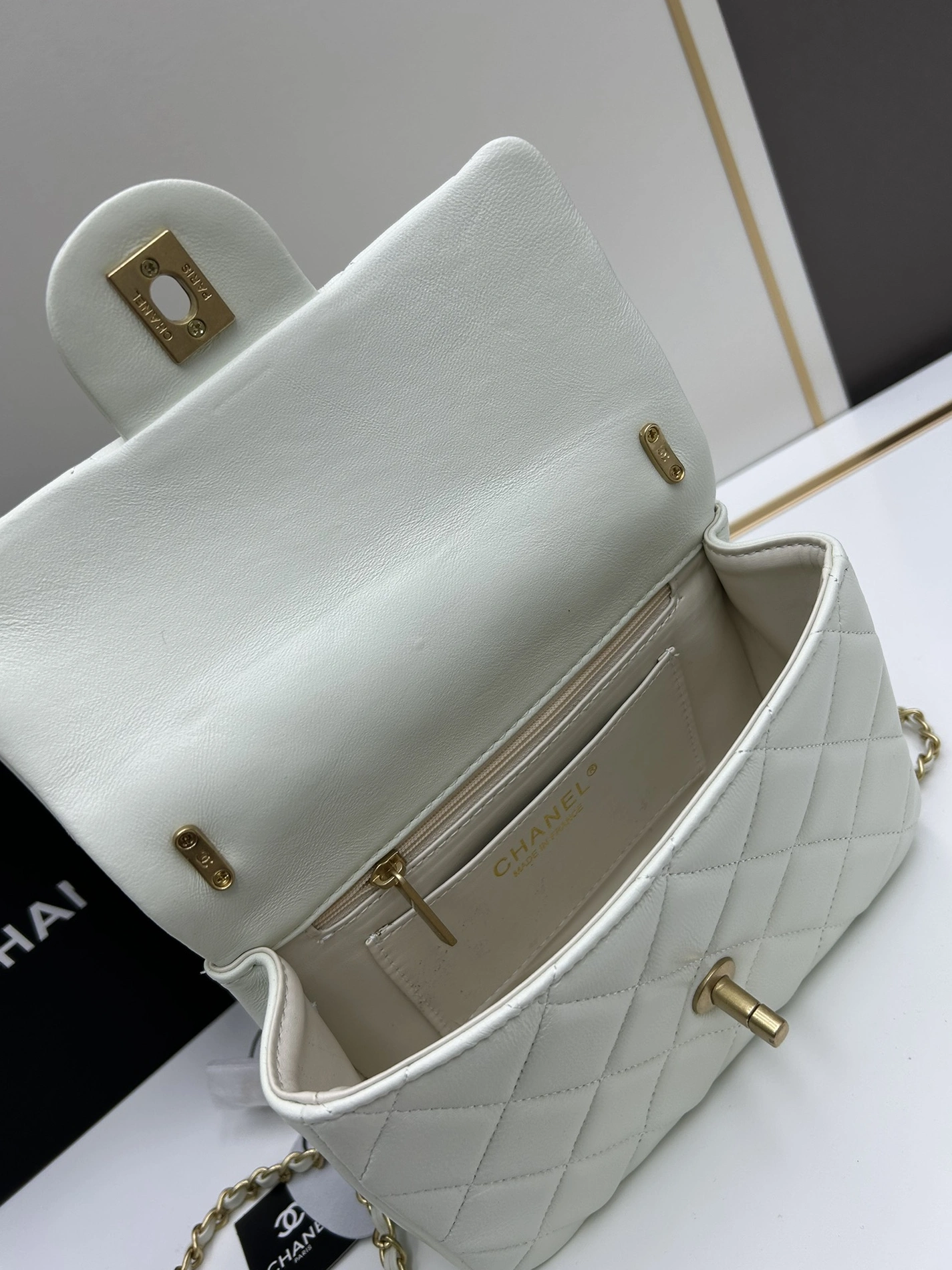 Breathable 2441 Chanel AAA Quality Messenger Bags For Women