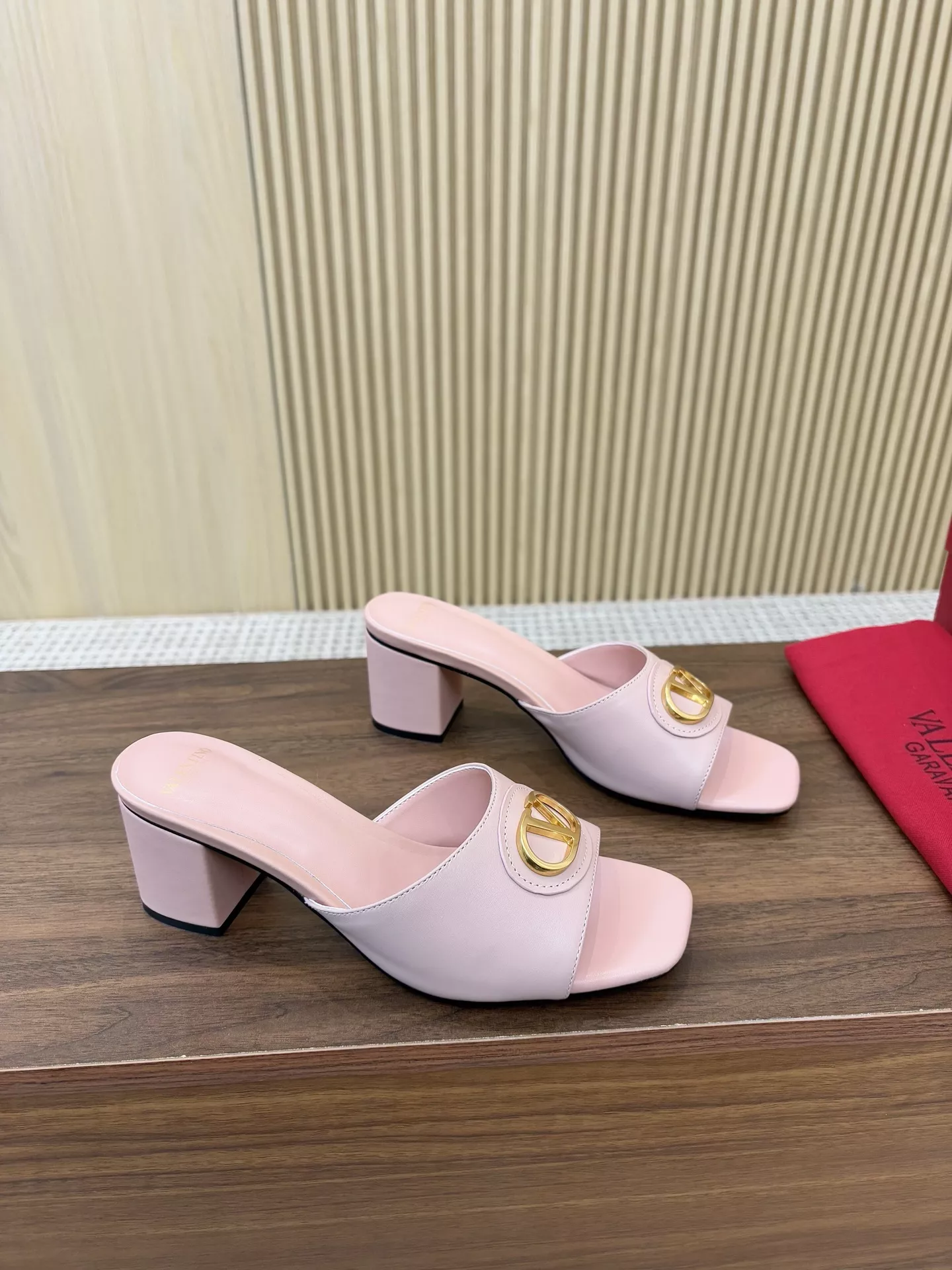 Breathable 3370 Valentino Slippers For Women