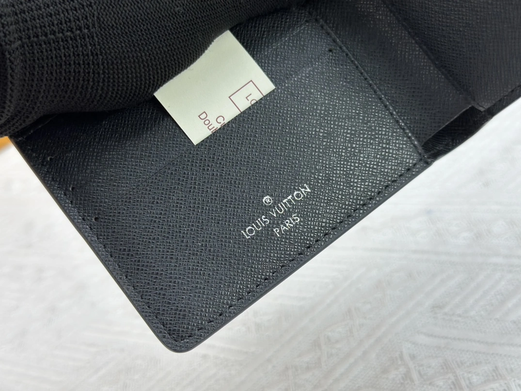 Breathable 388 Louis Vuitton LV Wallets