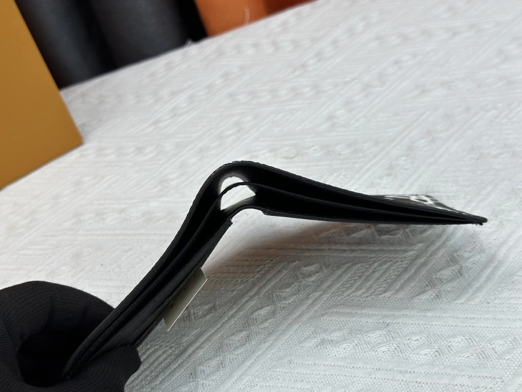 Breathable 388 Louis Vuitton LV Wallets