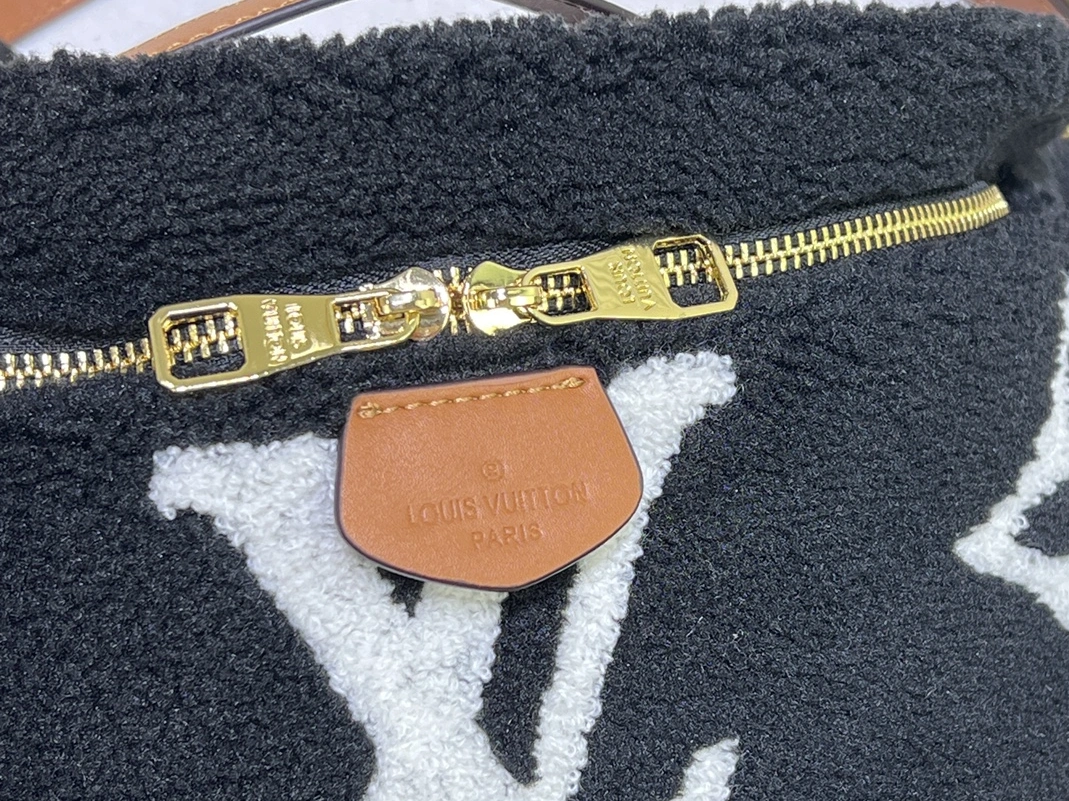 Breathable 4178 Louis Vuitton LV AAA Quality Belt Bags For Women