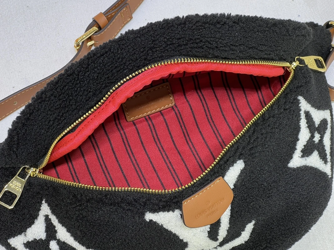 Breathable 4178 Louis Vuitton LV AAA Quality Belt Bags For Women