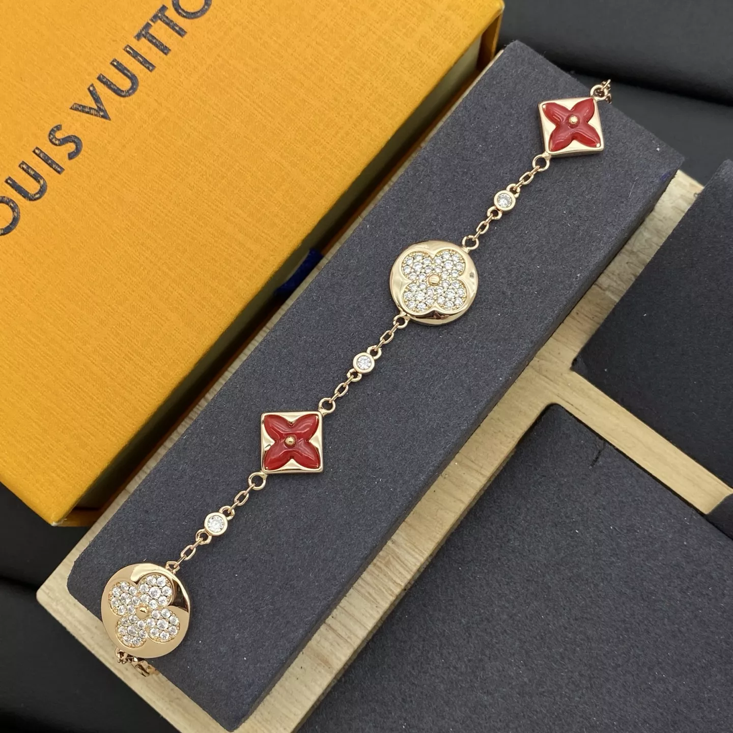 Breathable 548 Louis Vuitton LV Bracelets