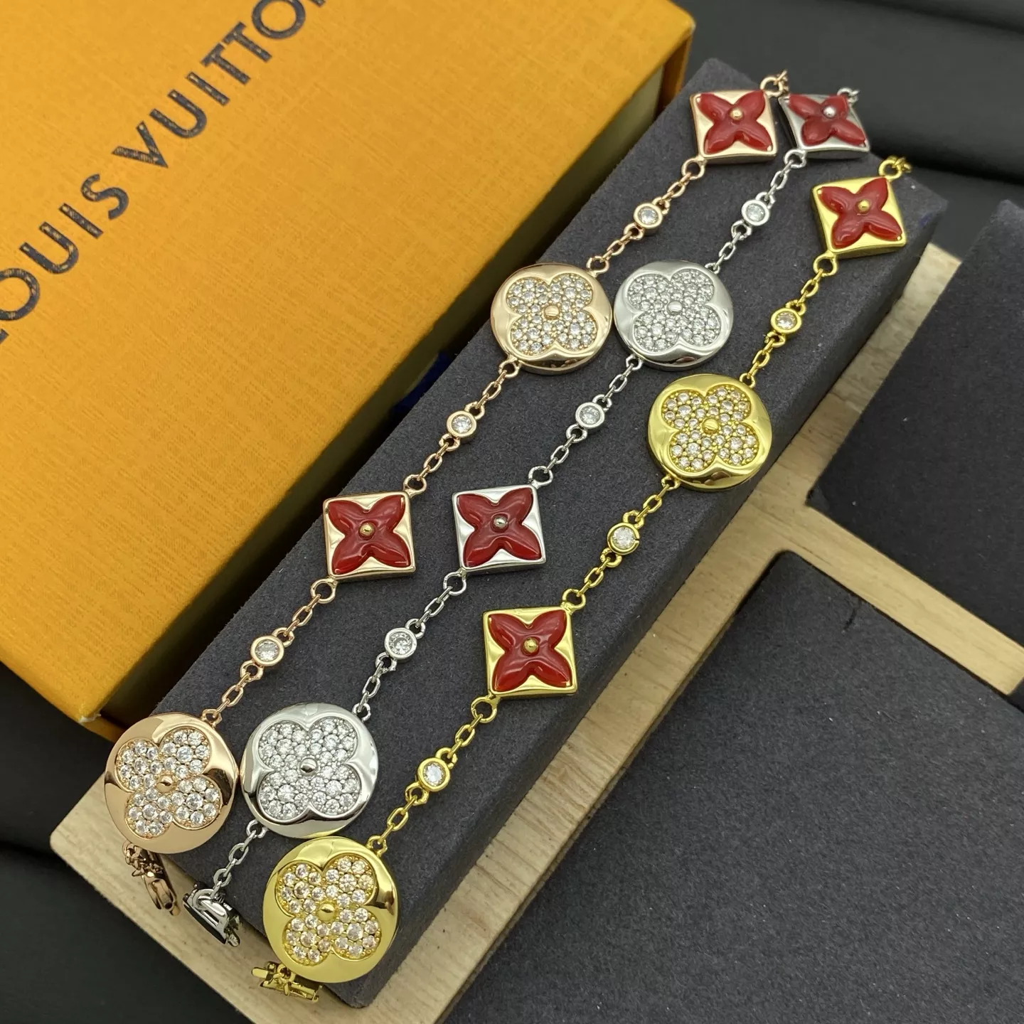 Breathable 548 Louis Vuitton LV Bracelets