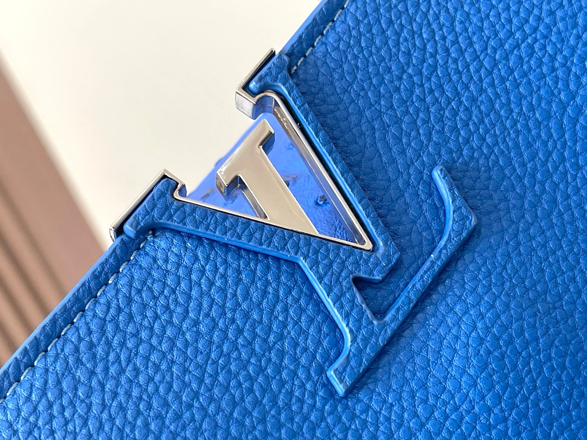 Breathable 5871 Louis Vuitton AAA Quality Messenger Bags For Women