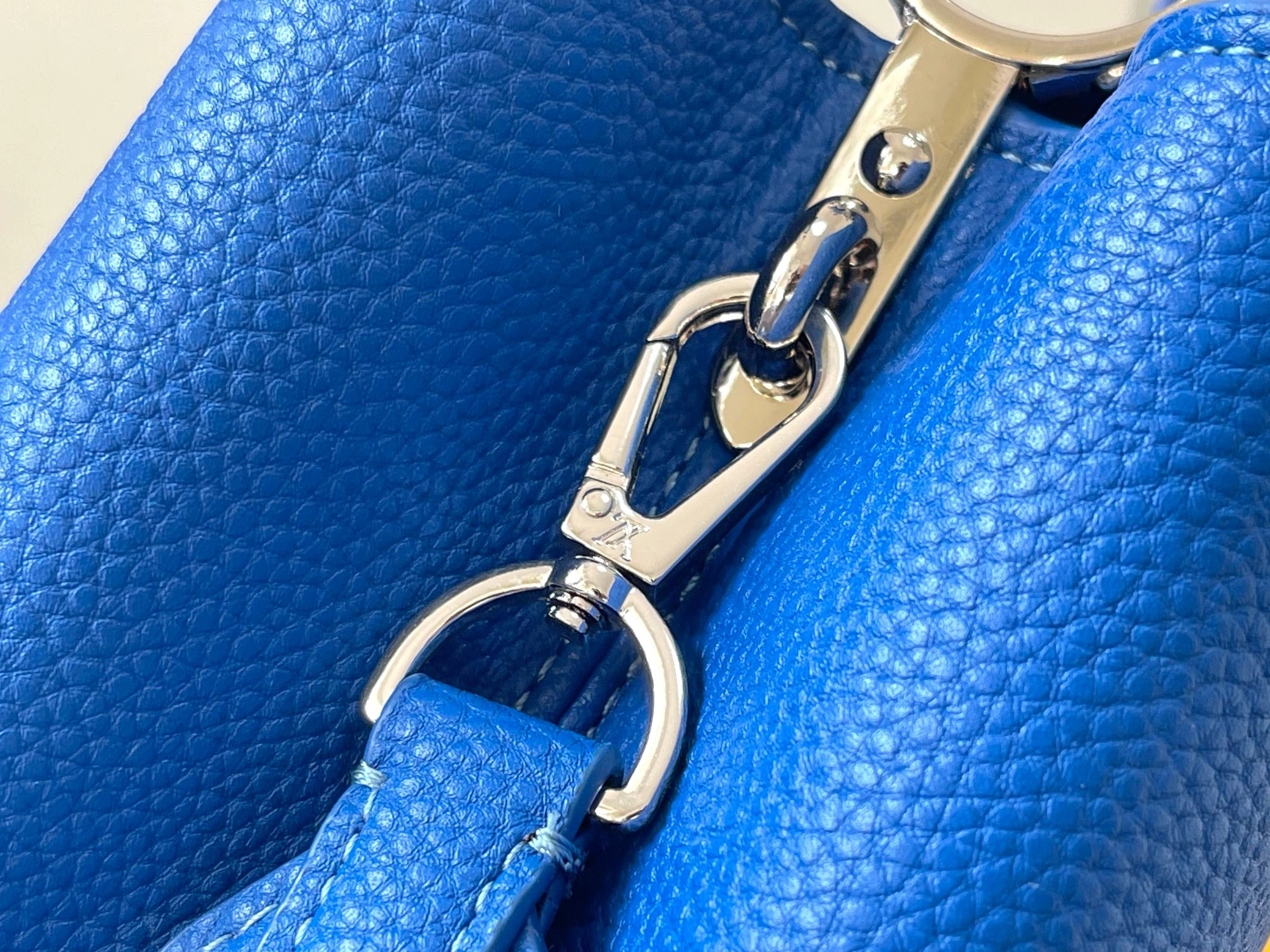 Breathable 5871 Louis Vuitton AAA Quality Messenger Bags For Women