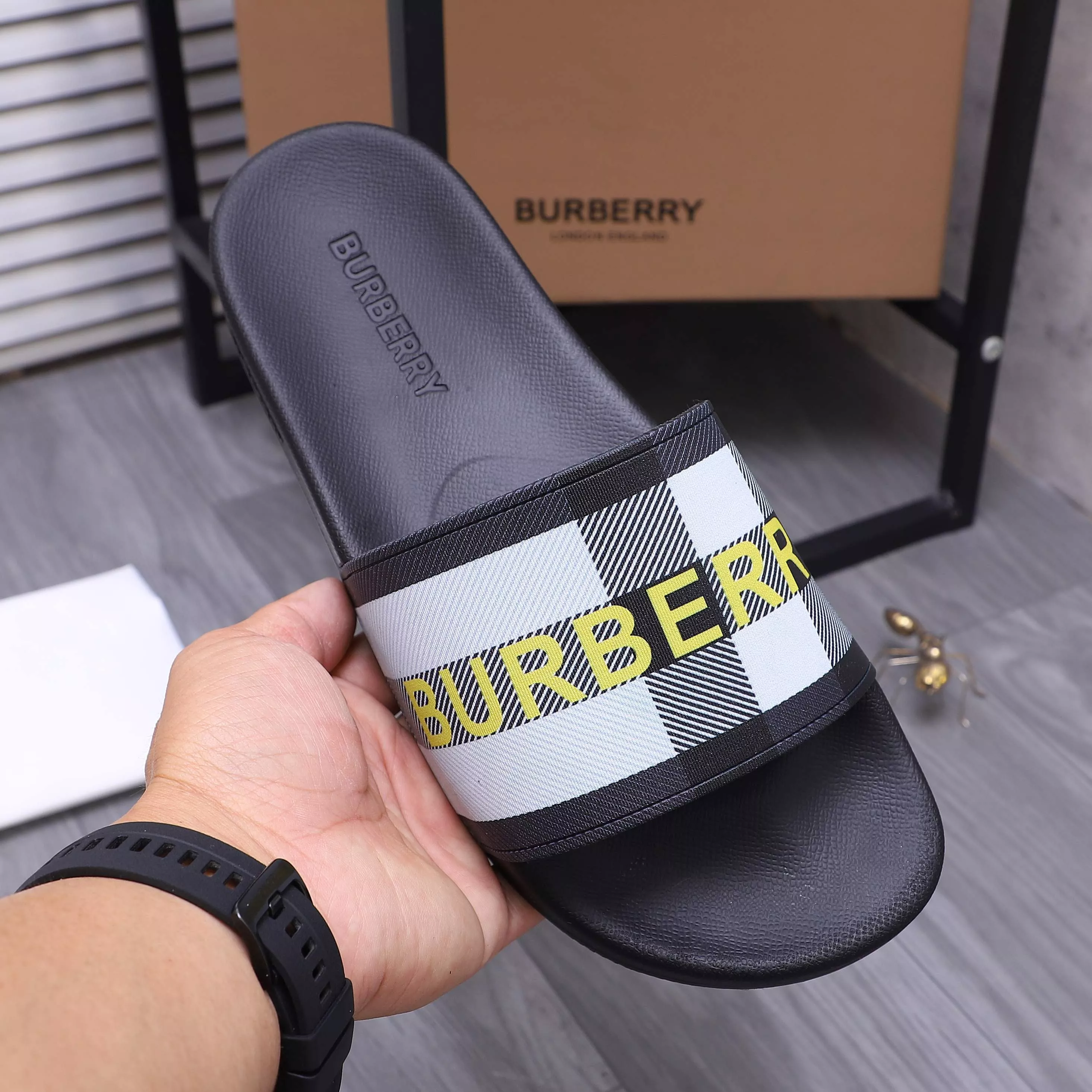 Breathable 7260 Burberry Slippers For Men