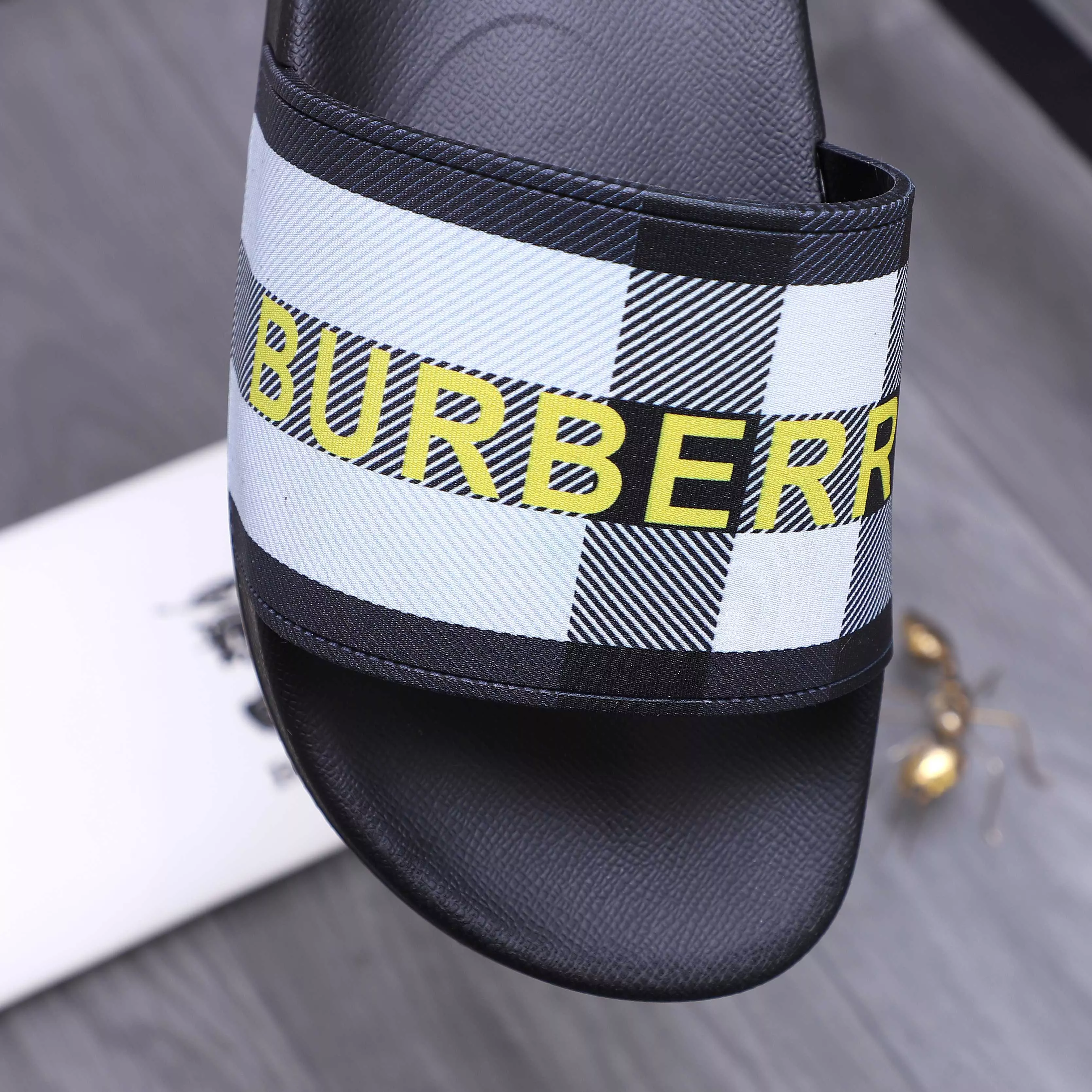 Breathable 7260 Burberry Slippers For Men