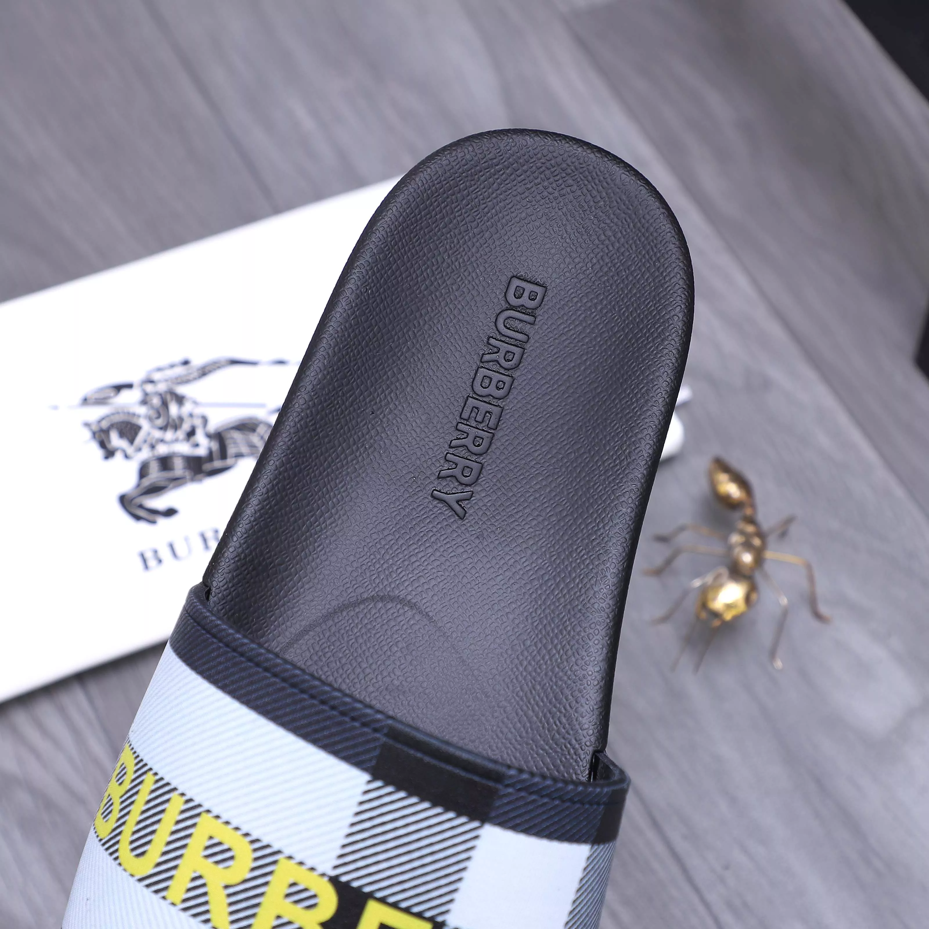 Breathable 7260 Burberry Slippers For Men
