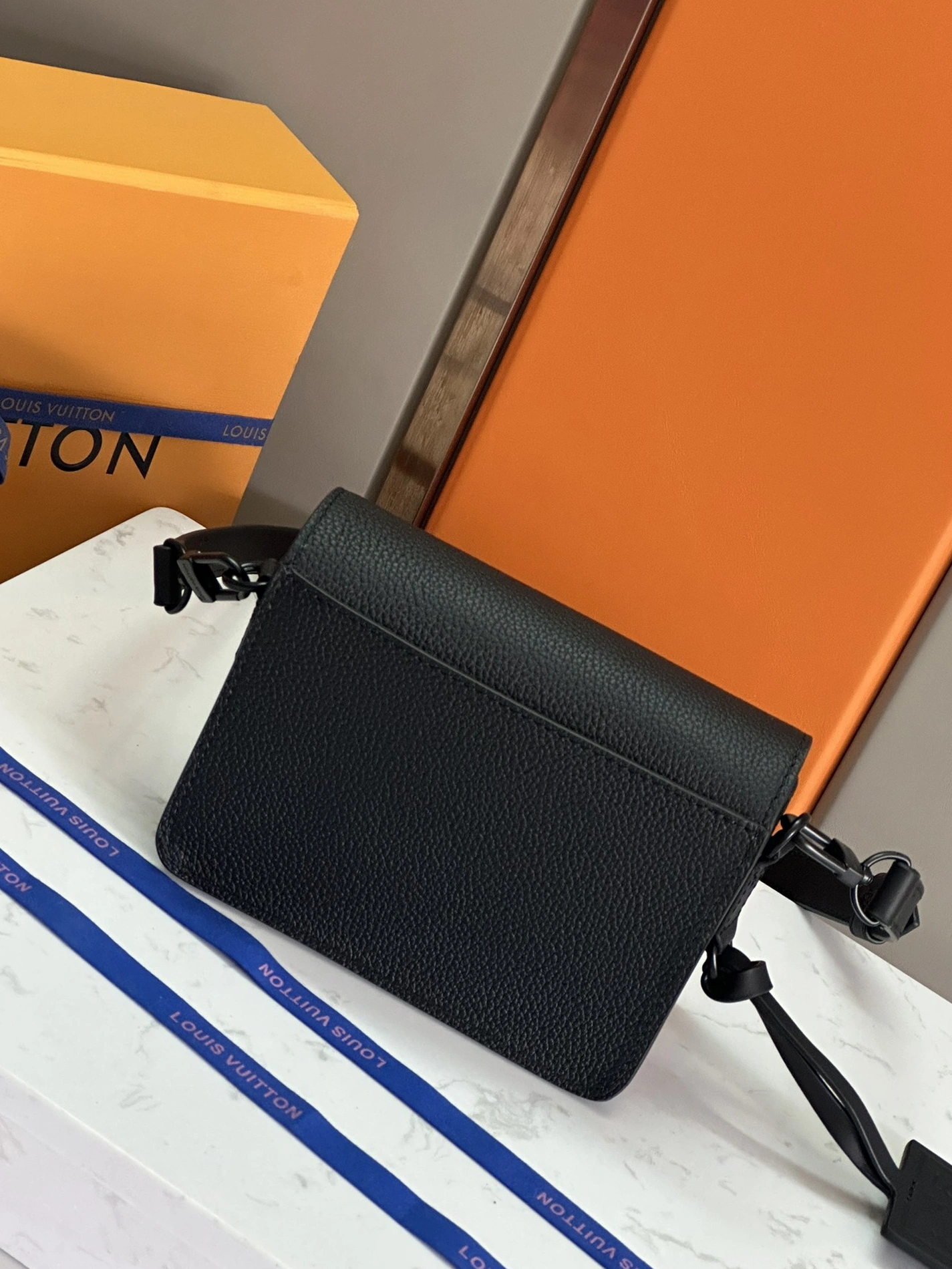 Breathable 825 Louis Vuitton AAA Man Messenger Bags