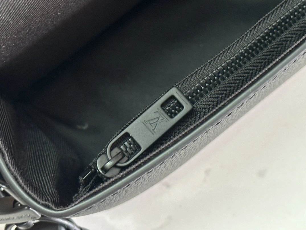 Breathable 825 Louis Vuitton AAA Man Messenger Bags