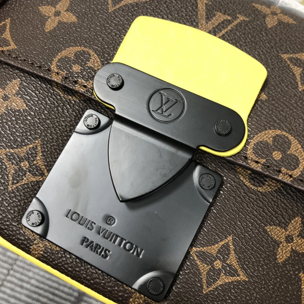 Breathable 8370 Louis Vuitton AAA Man Messenger Bags