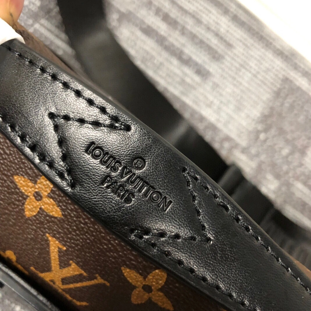 Breathable 8370 Louis Vuitton AAA Man Messenger Bags