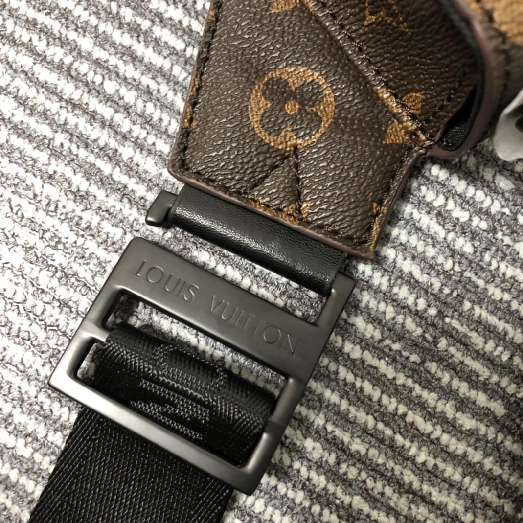 Breathable 8370 Louis Vuitton AAA Man Messenger Bags