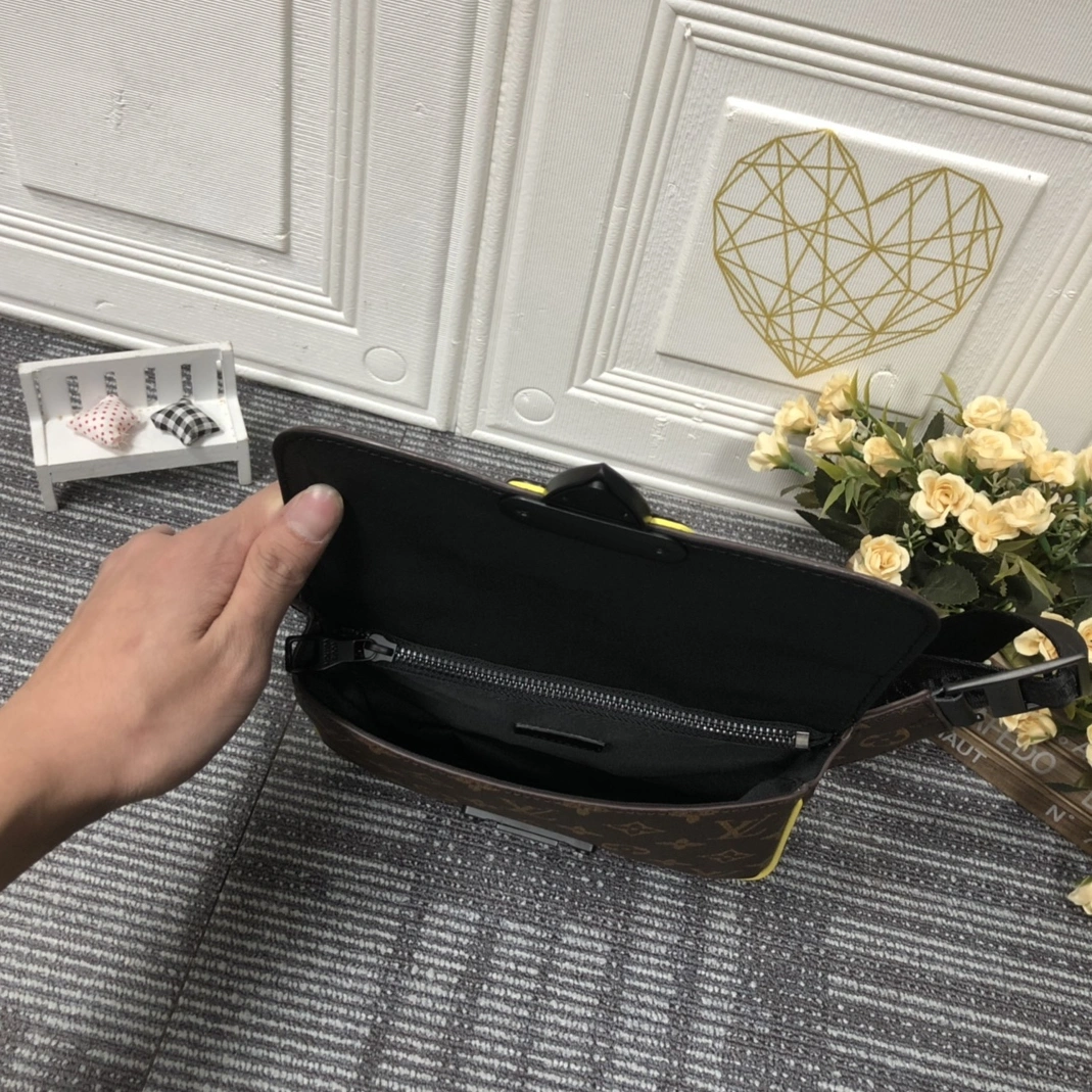 Breathable 8370 Louis Vuitton AAA Man Messenger Bags