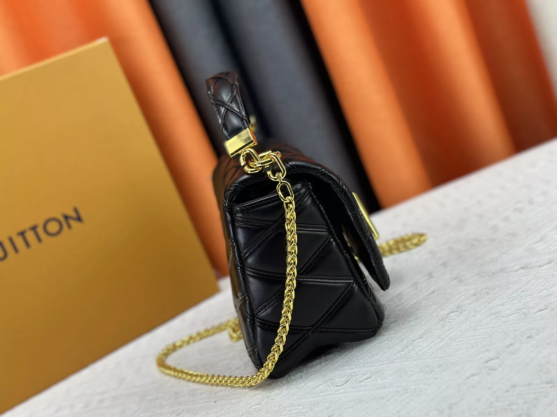 Breathable 8535 Louis Vuitton AAA Quality Messenger Bags For Women