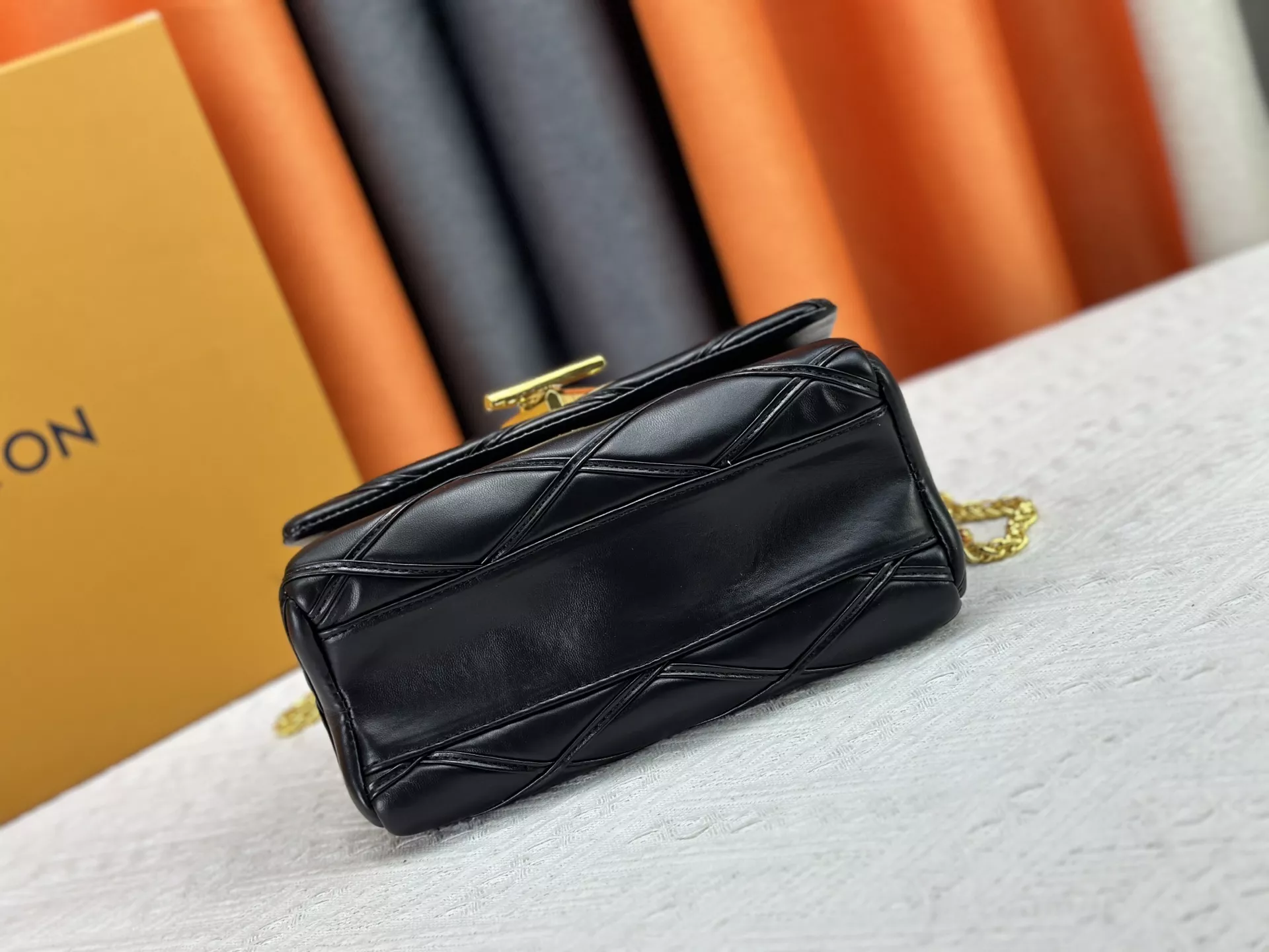 Breathable 8535 Louis Vuitton AAA Quality Messenger Bags For Women