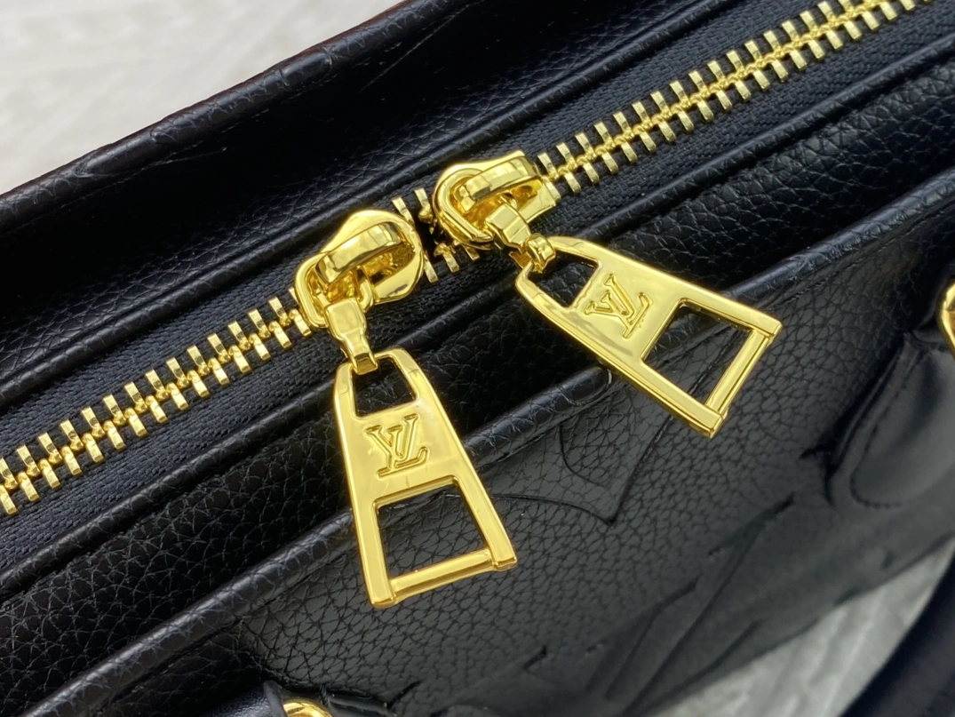 Breathable 8864 Louis Vuitton AAA Quality Handbags For Women
