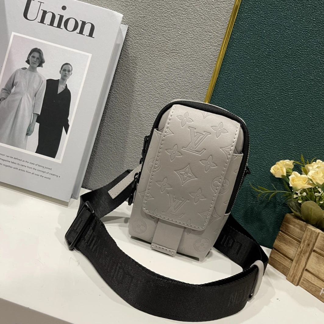 Bright 1017 Louis Vuitton AAA Man Messenger Bags