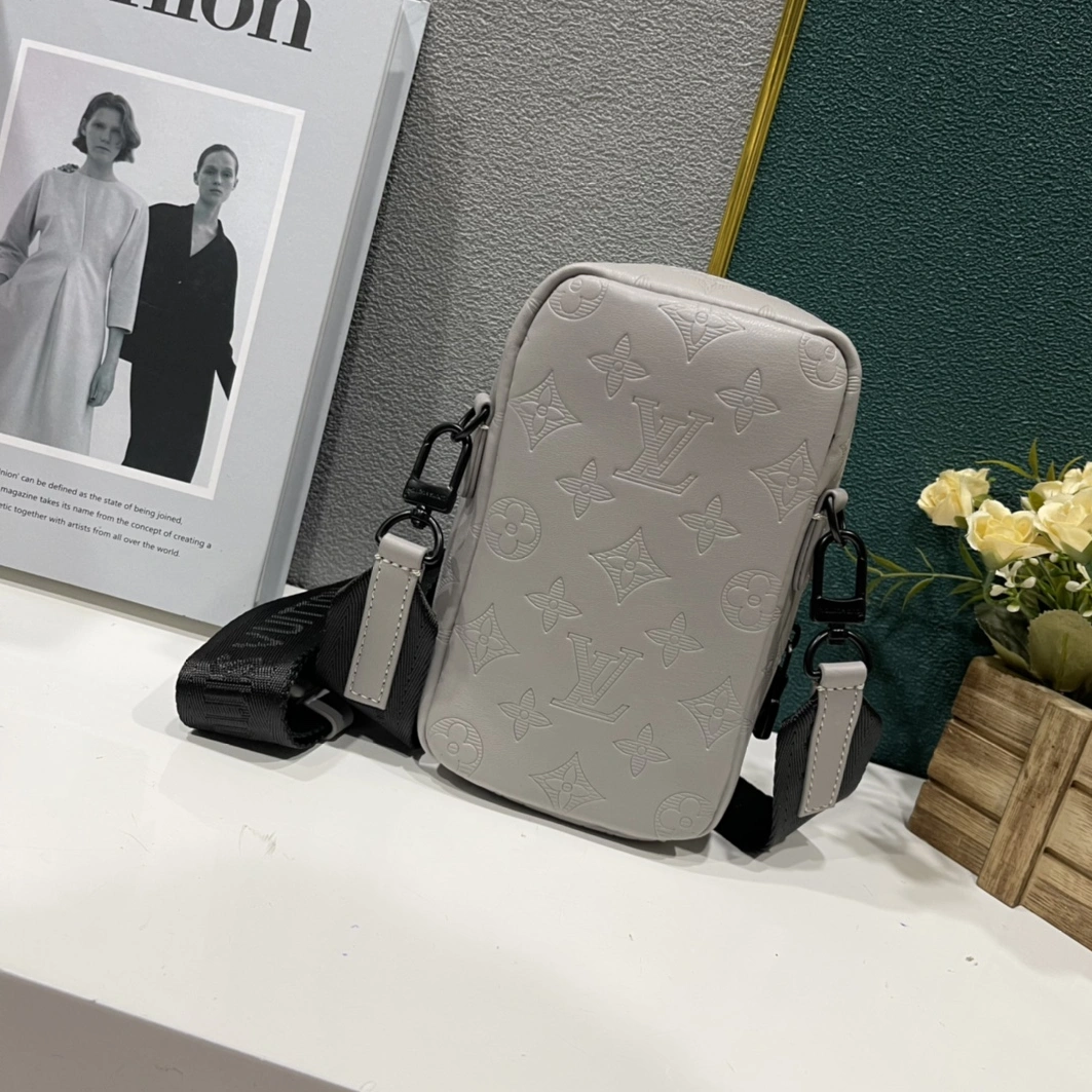 Bright 1017 Louis Vuitton AAA Man Messenger Bags