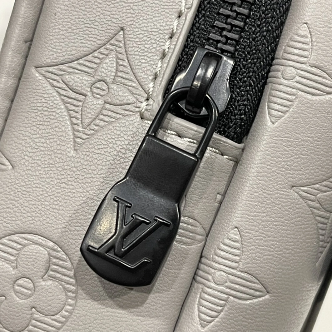 Bright 1017 Louis Vuitton AAA Man Messenger Bags