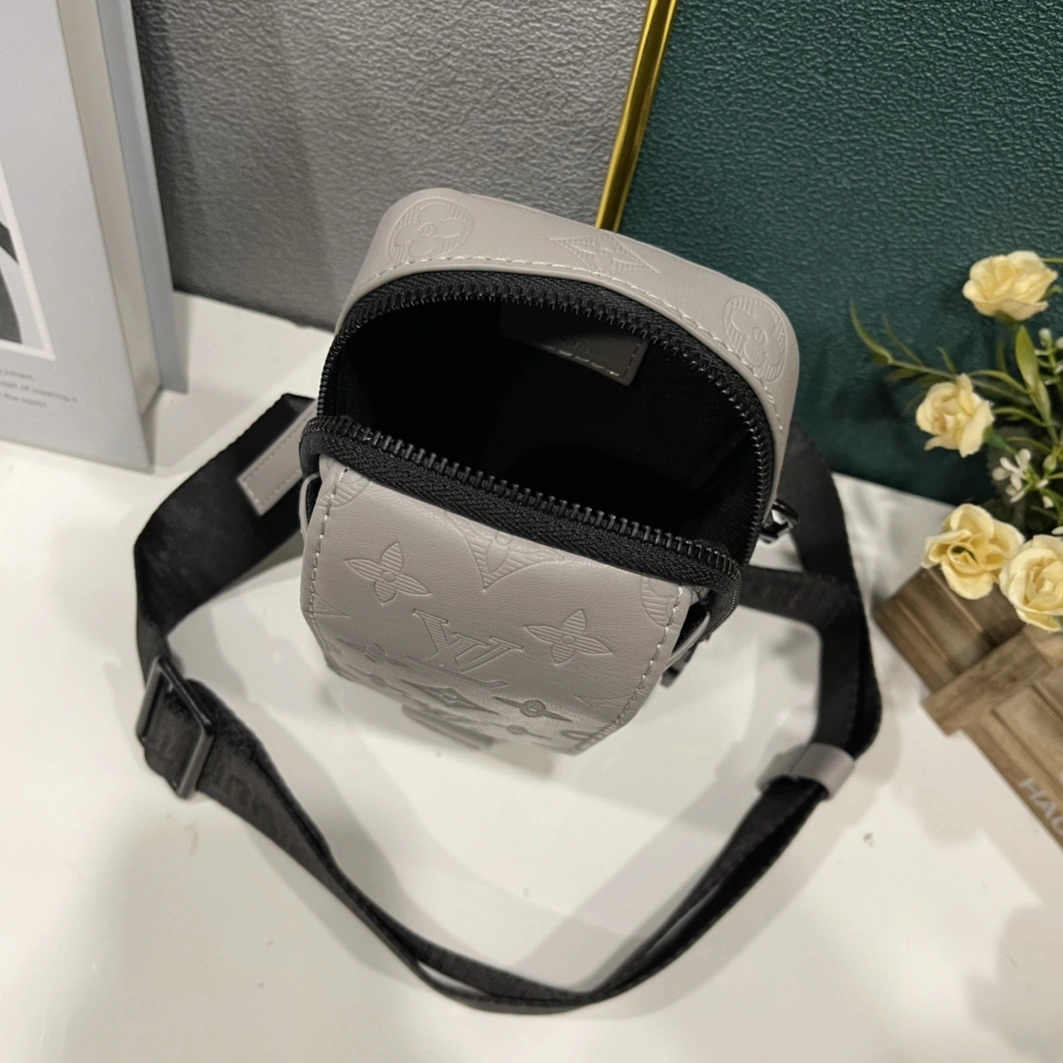 Bright 1017 Louis Vuitton AAA Man Messenger Bags